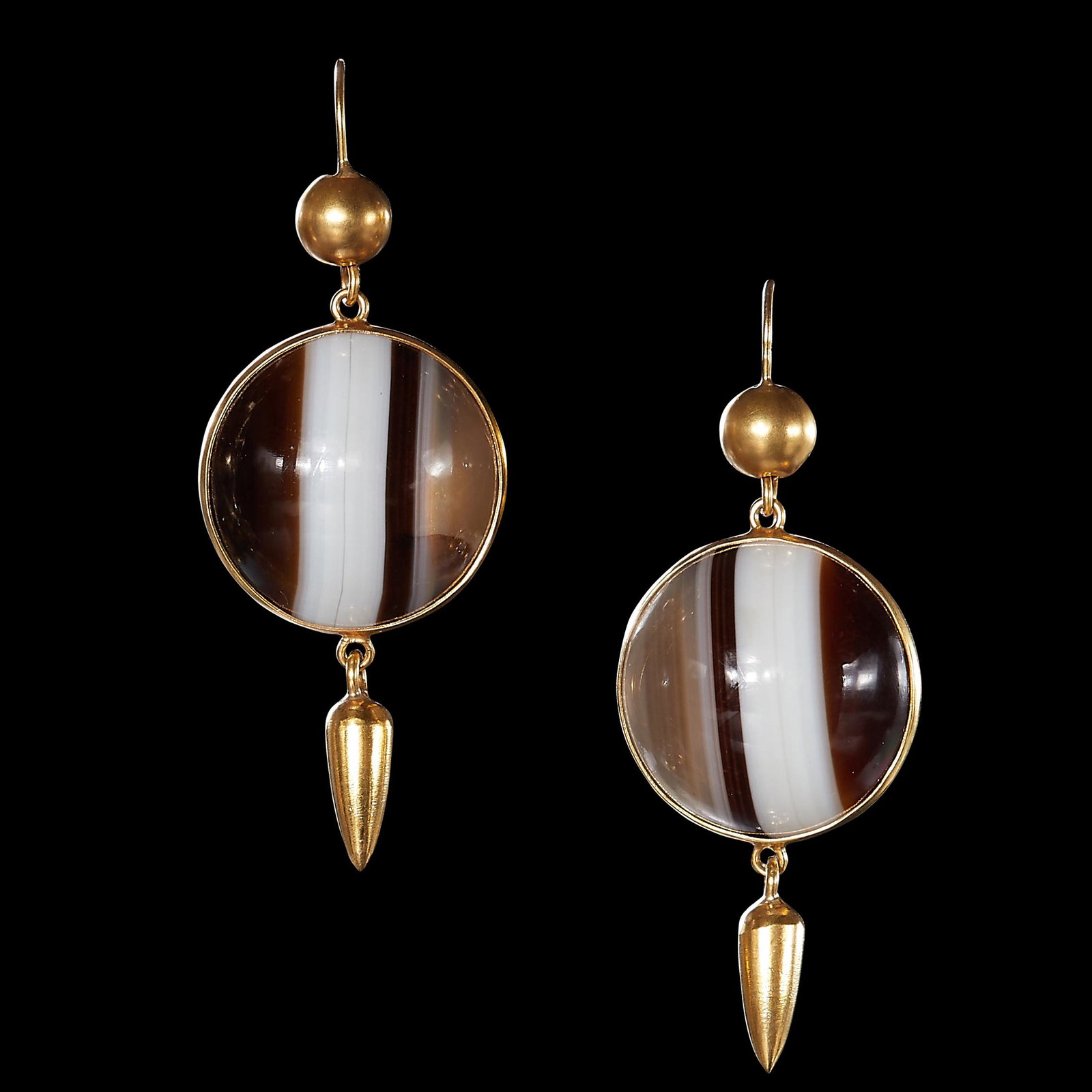 PAIR OF ANTIQUE VICTORIAN BANDED AGATE DROP EARRINGS: PAIR OF ANTIQUE VICTORIAN BANDED AGATE DROP EARRINGS. L. 4.4 cm. 9.3 grams.