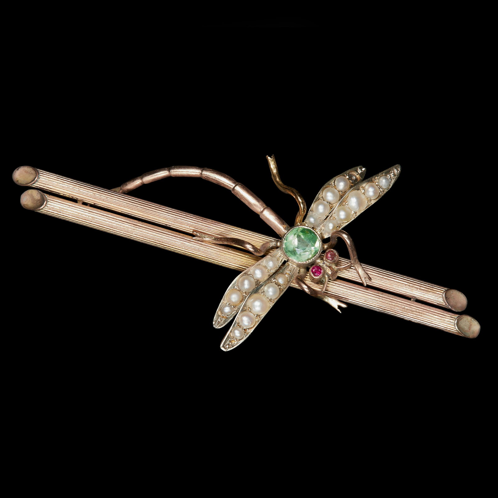 PERIDOT PEARL AND RUBY DRAGONFLY BROOCH: PERIDOT PEARL AND RUBY DRAGONFLY BROOCH, W. 5.6 cm. 4 grams.