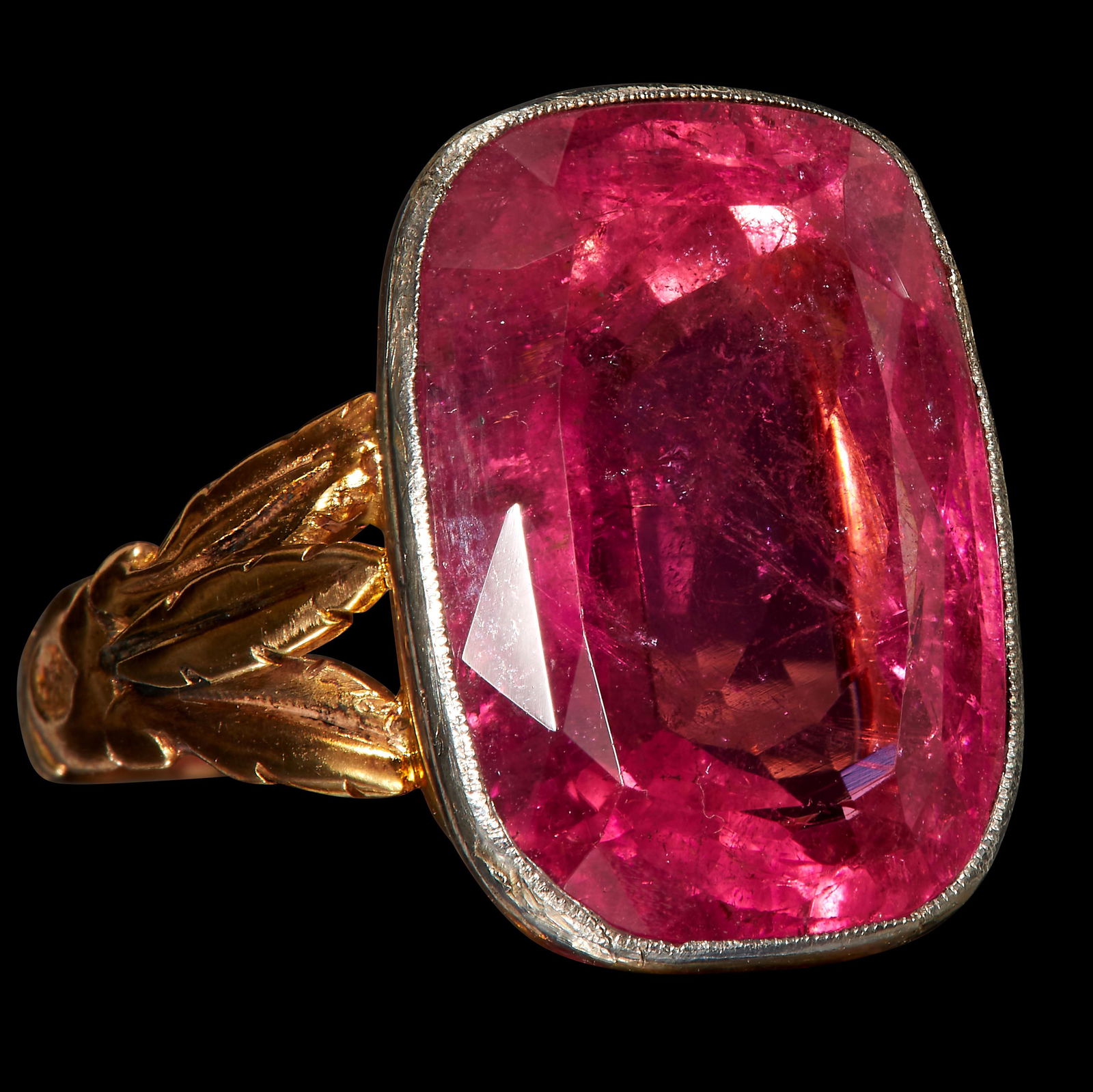 LARGE TOURMALINE SOLITAIRE RING: LARGE TOURMALINE SOLITAIRE RING, in high carat gold. Set with a large rubellite tourmaline of approx. 17 ct. Size N. 7.2 grams.
