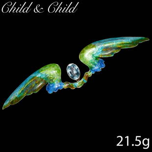 CHILD AND CHILD, FINE ENAMELED AQUAMARINE WINGED BROOCH: CHILD AND CHILD, FINE ENAMELED AQUAMARINE WINGED BROOCH. set with a rich vibrant aquamarine approx. 1.57 ct. enameling in great condition. W 10 cm. 21.5 grams.