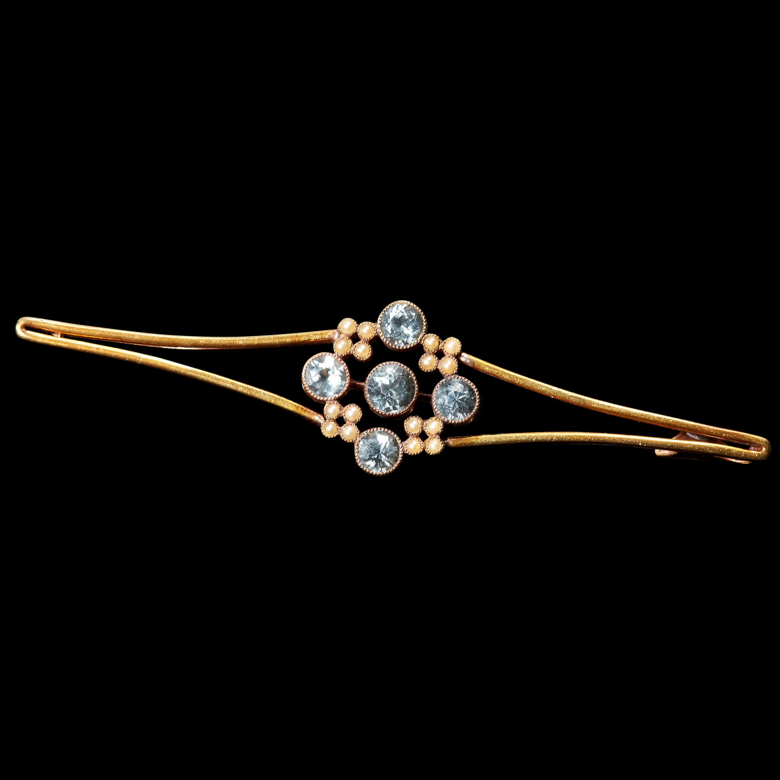 ANTIQUE AQUAMARINE AND PEARL BROOCH: ANTIQUE AQUAMARINE AND PEARL BROOCH, in 15 ct. gold. Set with aquamarines and pearl clusters to the center. W. 7.1 cm. 7 grams.