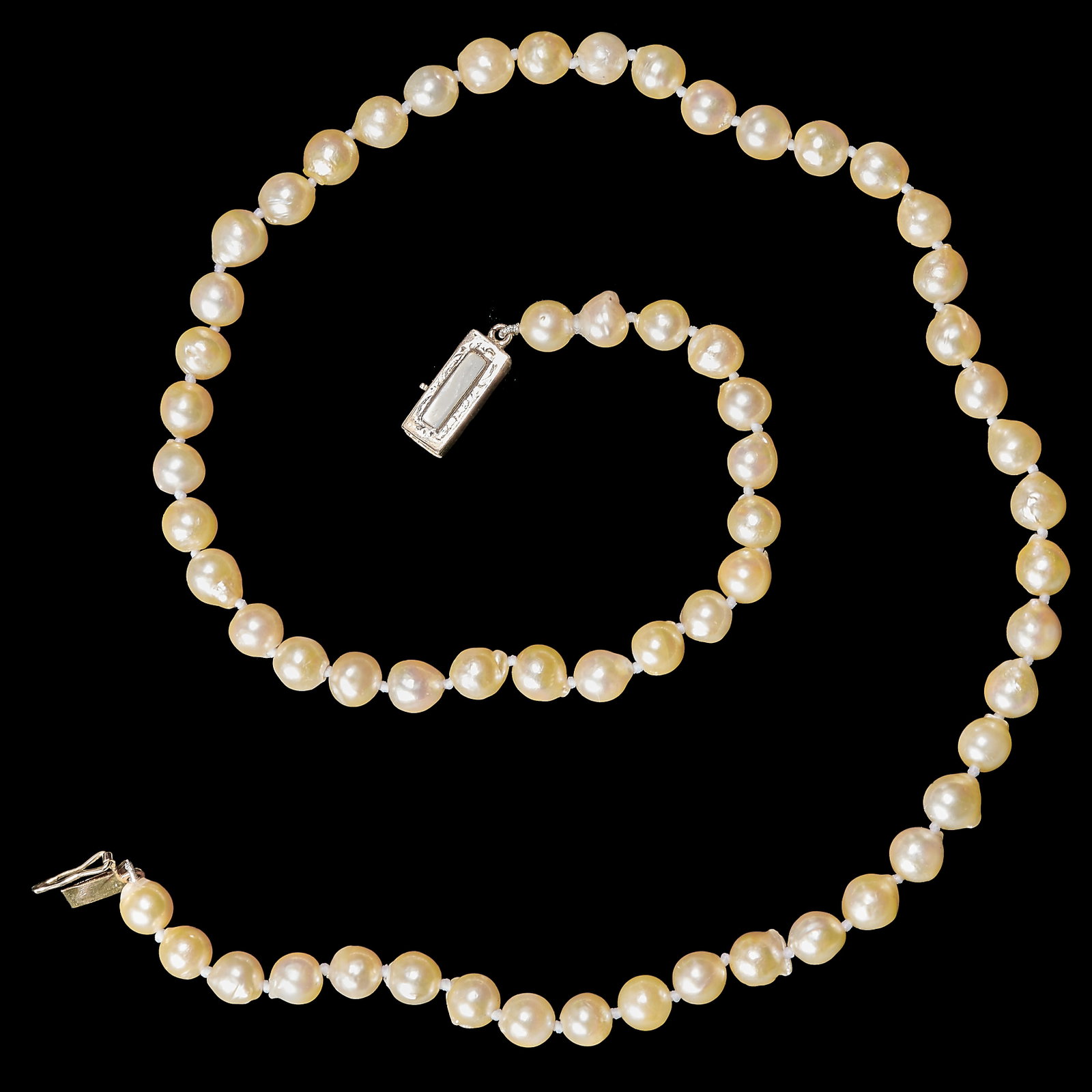 PEARL NECKLACE: PEARL NECKLACE. 21.9 Grams. pearls untested.