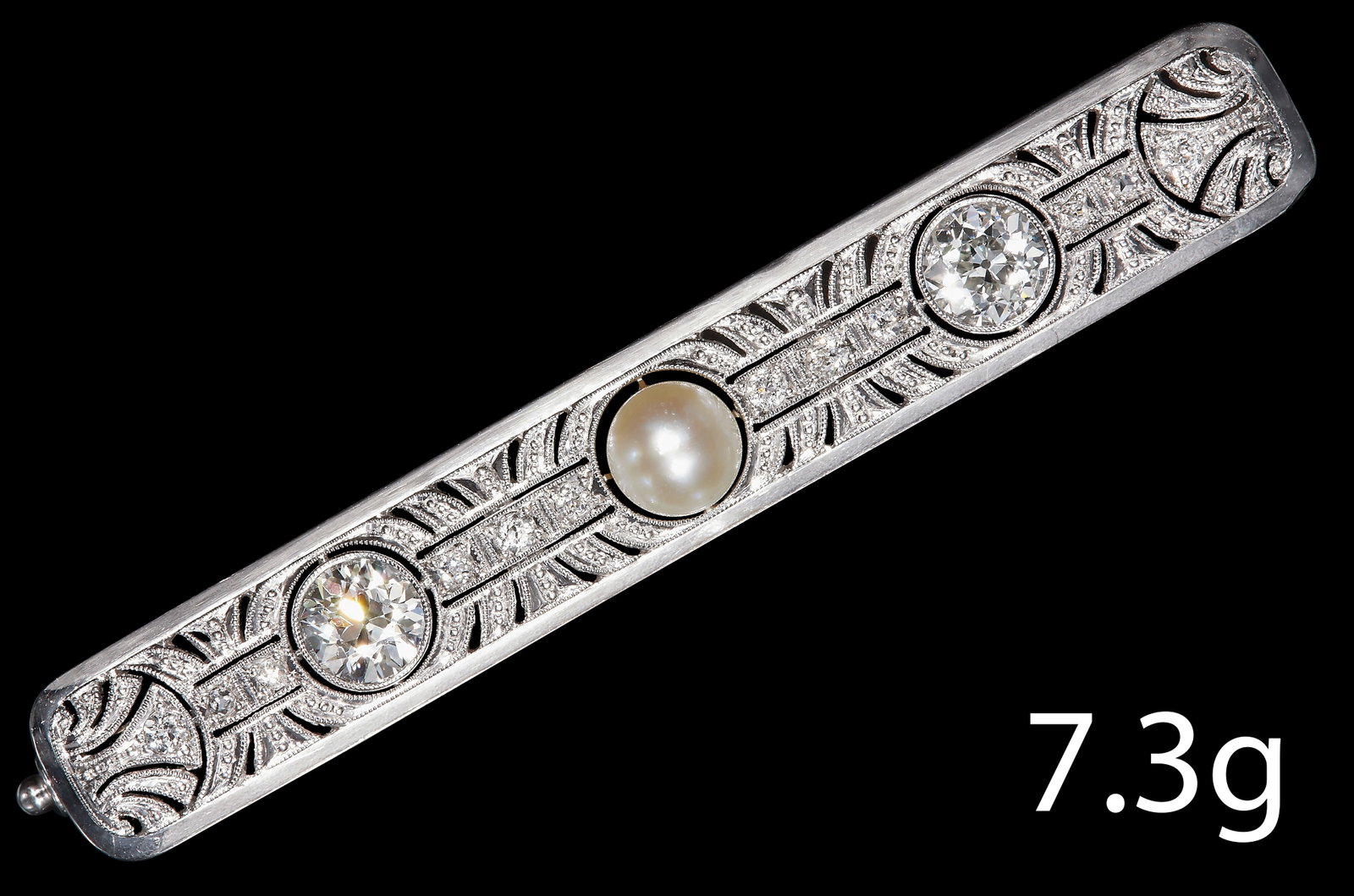 FINE ART DECO AQUAMARINE AND PEARL BROOCH: FINE ART DECO AQUAMARINE AND PEARL BROOCHHigh carat gold.Pearl of approx. 5.77 mm. (untested).Bright and lively diamonds.Vibrant aquamarines.W. 6.1 cm. 7.3 grams.Good condition.