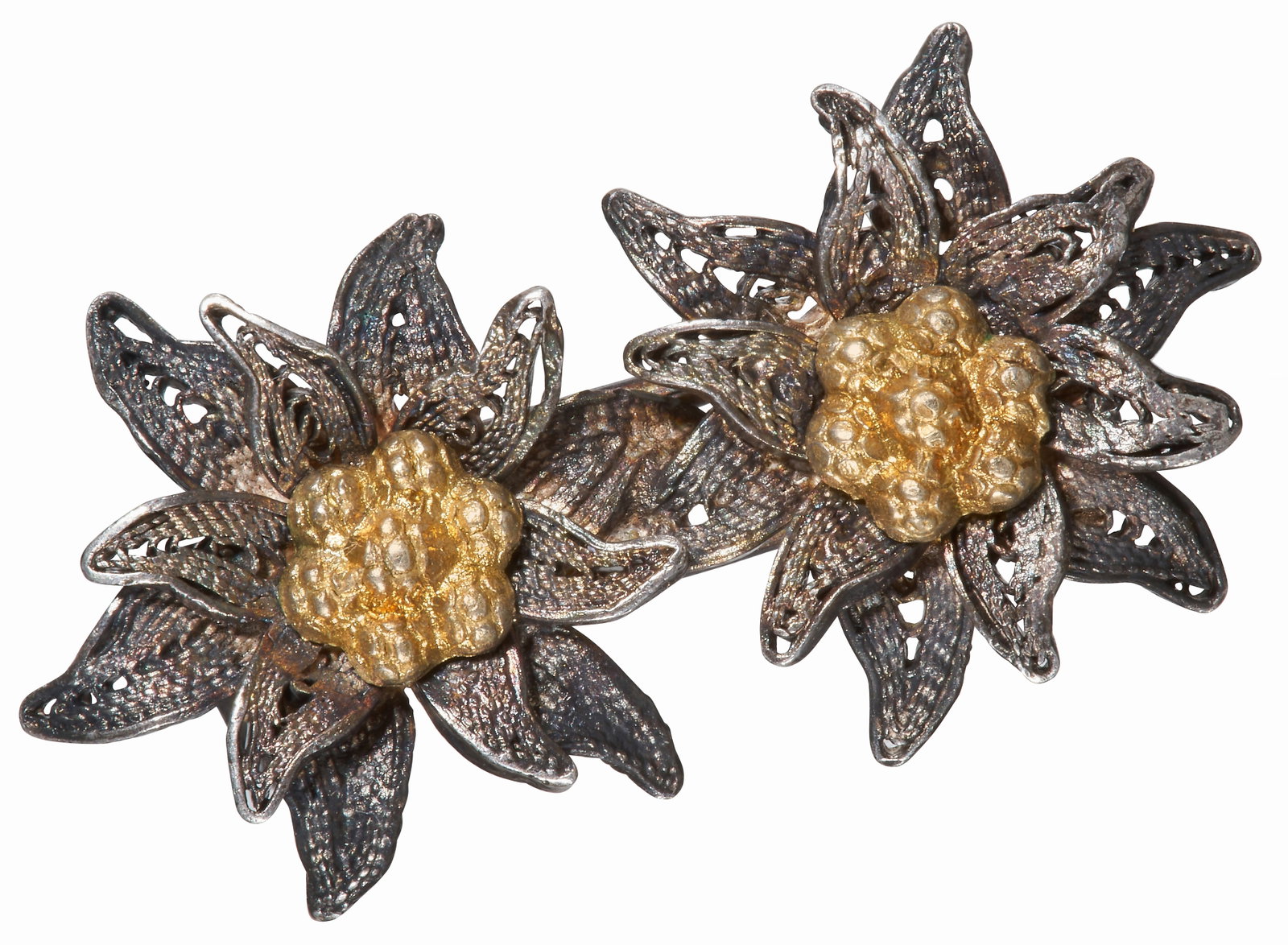 DOUBLE FLOWER WIRE-WORK BROOCH: DOUBLE FLOWER WIRE-WORK BROOCHW. 2.5 cm.2.4 grams