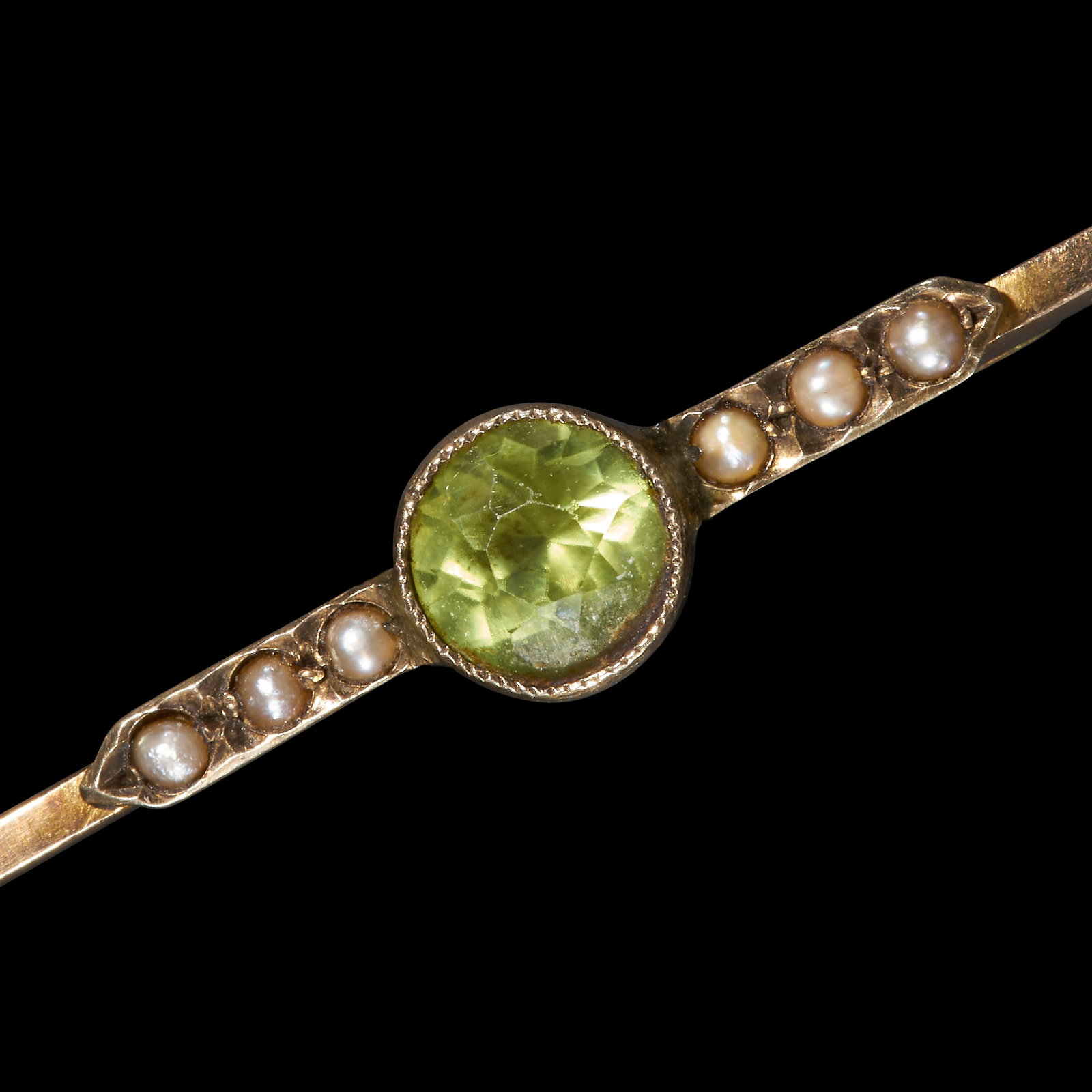 PERIDOT AND PEARL BAR BROOCH: PERIDOT AND PEARL BAR BROOCHGoldvibrant peridot, with matching pearlsWidth, 5.8 cm. 2.2 grams