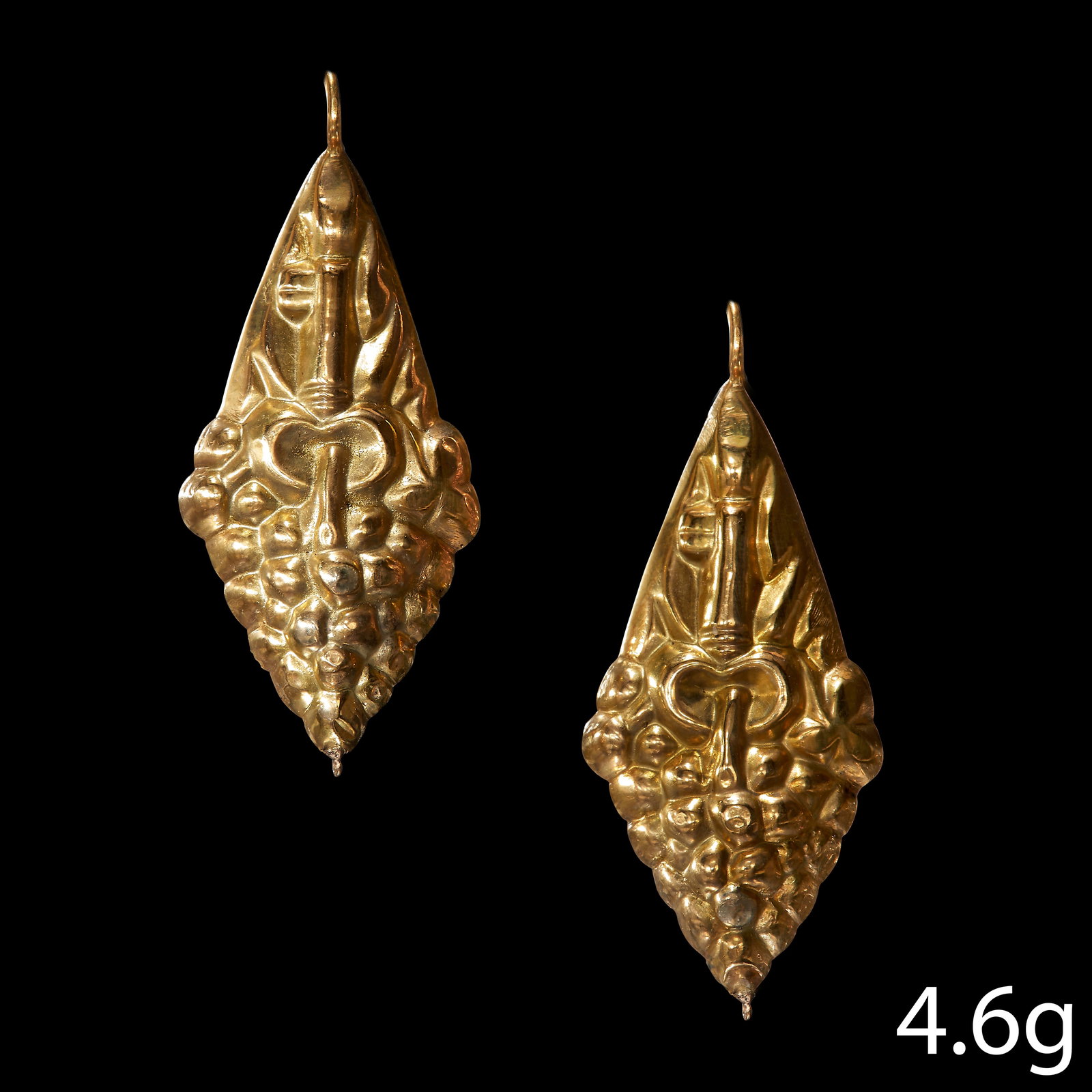 PAIR OF EARRINGS: PAIR OF EARRINGS, in high carat gold. With relief floral decoration. L. 3.9 cm. 4.6 grams.Good condition