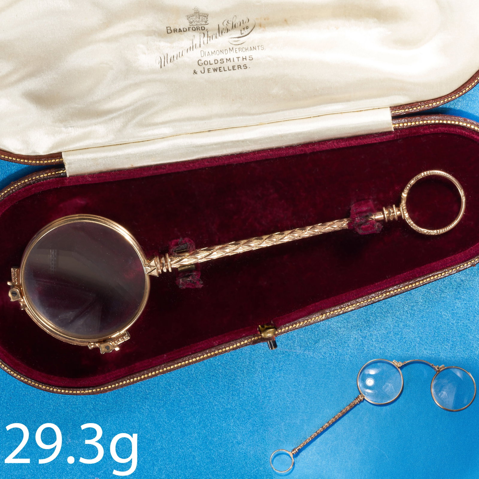 GOLD LORGNETTE: GOLD LORGNETTE,The handle with engraved detailing.L. 14 cm.29.3 grams.Fitted case.