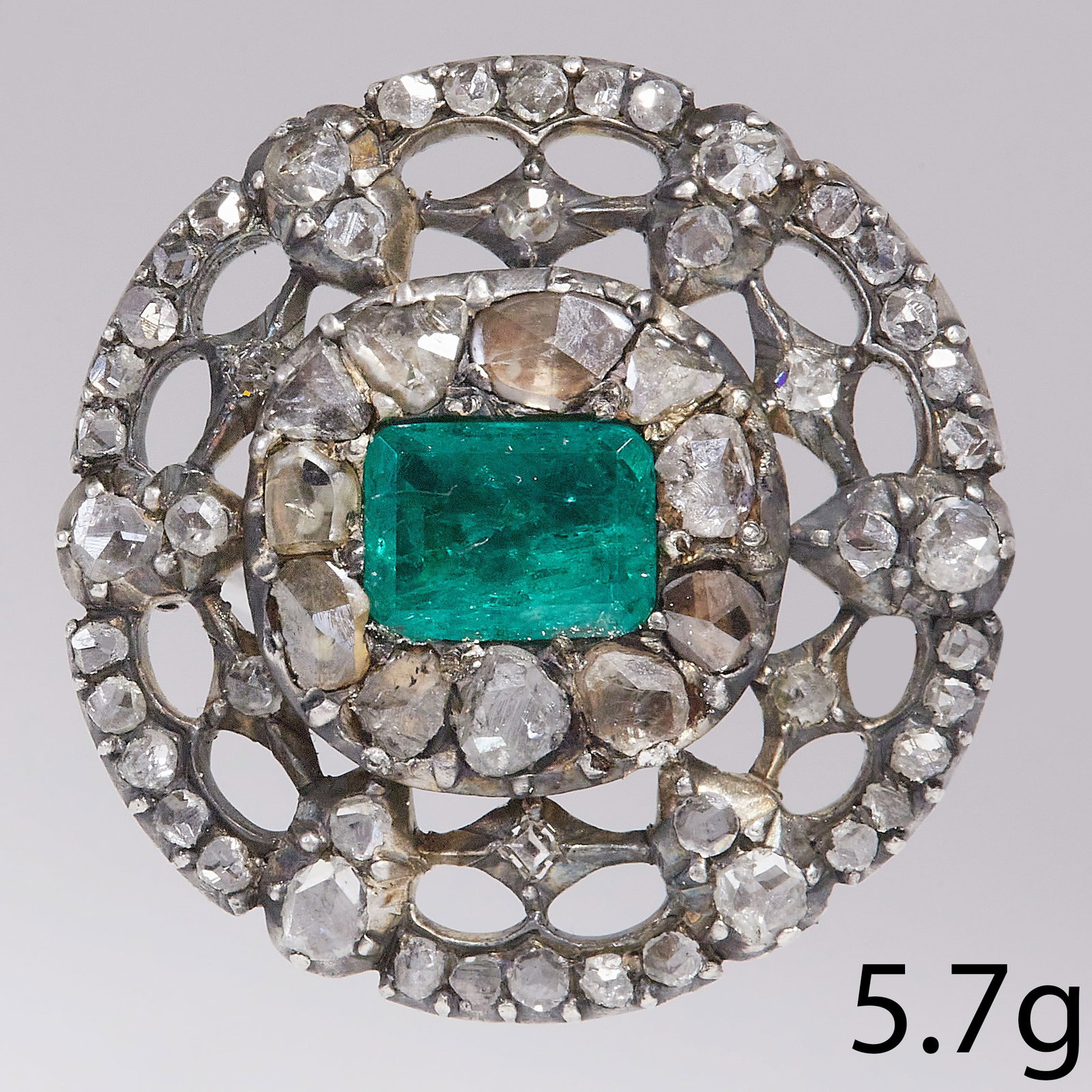 GEORGIAN EMERALD AND DIAMOND BROOCH: GEORGIAN EMERALD AND DIAMOND BROOCH,5.7 grams.Vibrant emerald of approx. 1 ct.Diamonds bright and lively.Diam. 2,4 cm
