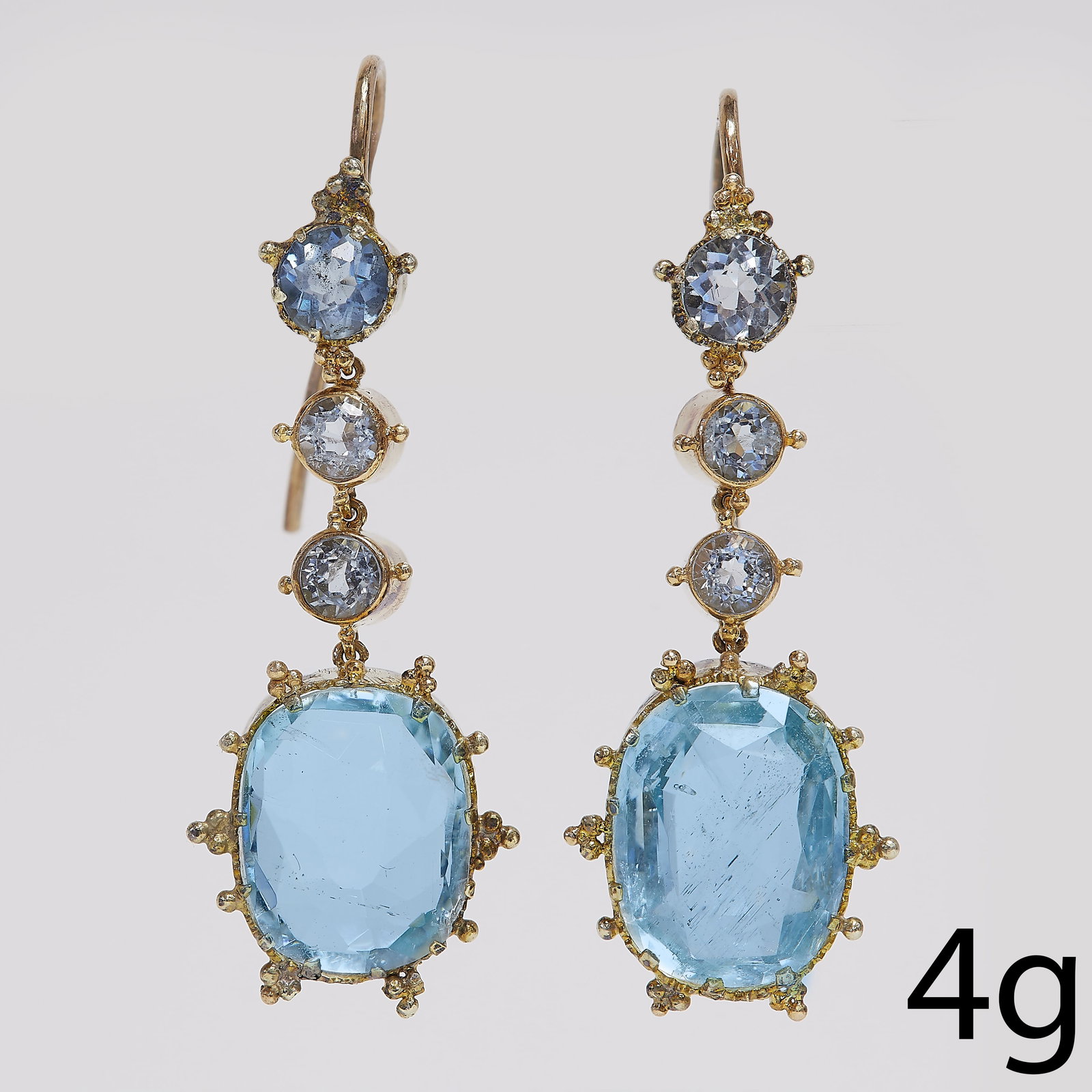 PAIR OF AQUAMARINE DROP EARRINGS: PAIR OF AQUAMARINE DROP EARRINGS,4 grams, high carat gold.Vibrant aquamarine drops.L. 3.2 cm.
