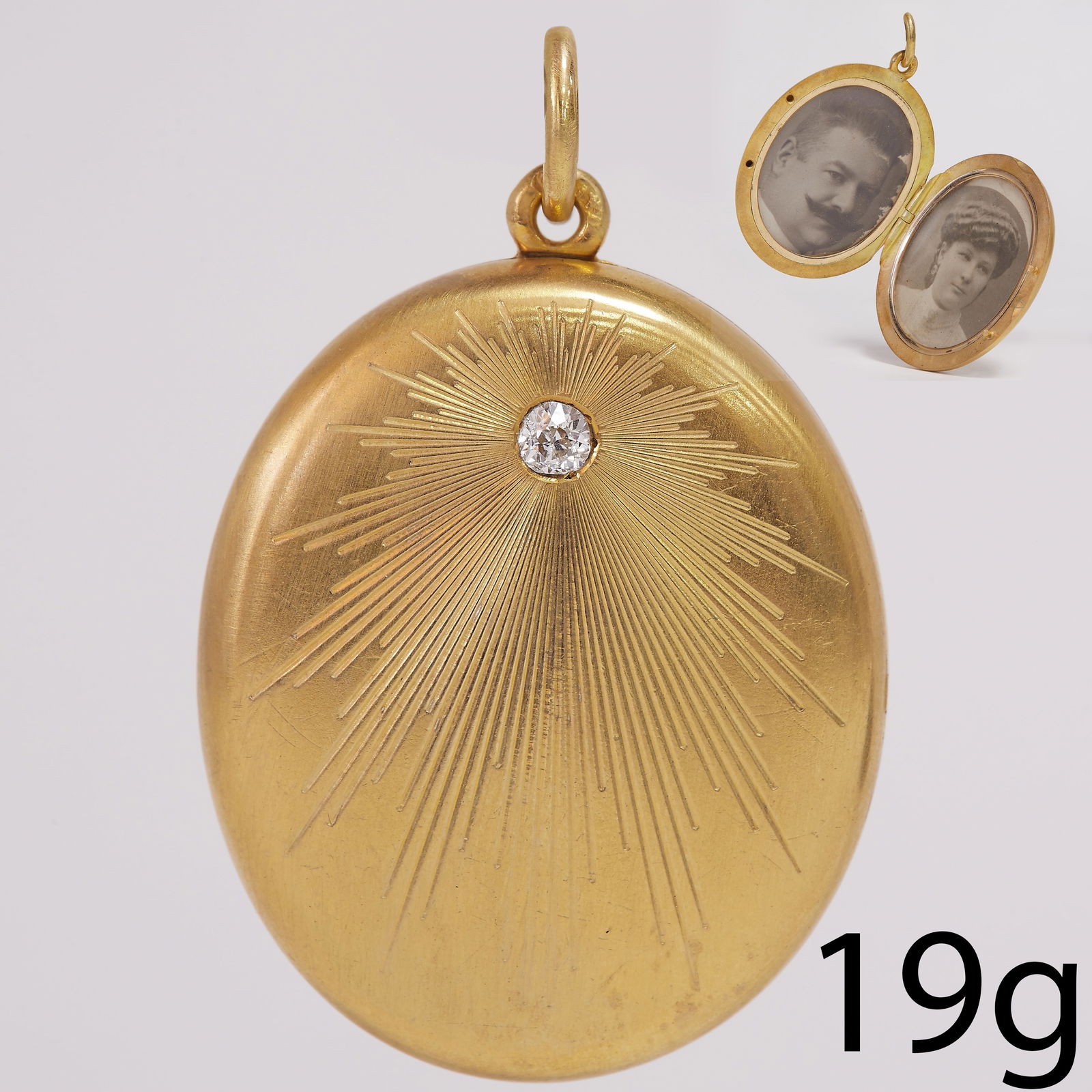 DIAMOND LOCKET PENDANT: DIAMOND LOCKET PENDANT,19 grams, 18 ct. gold. Russian.Fine sunburst engraving around the diamond.Diamond bright and lively.Makers mark: MT.L. 4.6 cm.