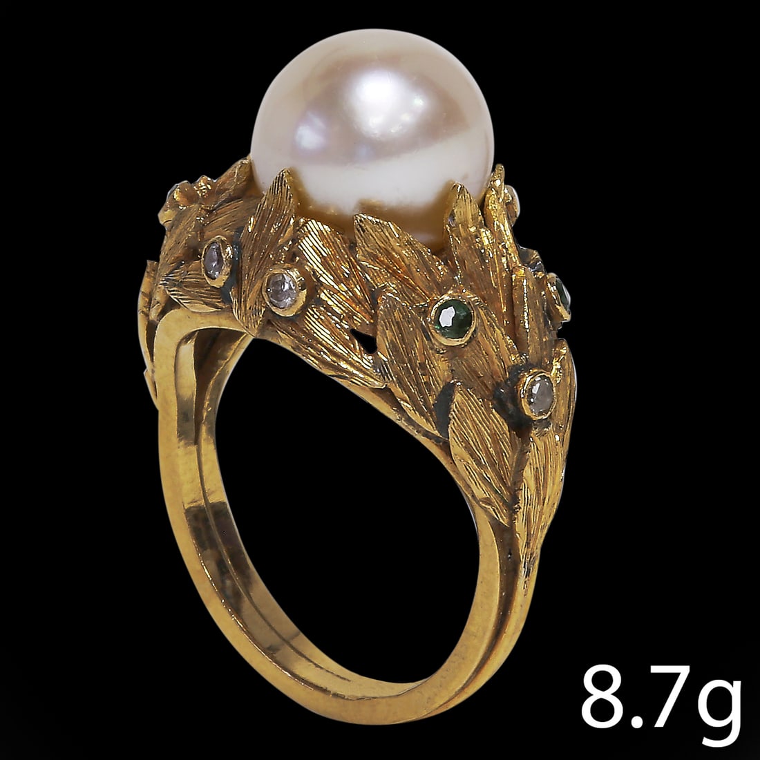 PEARL EMERALD AND DIAMOND RING: PEARL EMERALD AND DIAMOND RING,8.7 gams, testing 18 ct. gold.Pearl of approx. 9.76 mm. (untested).Size M.