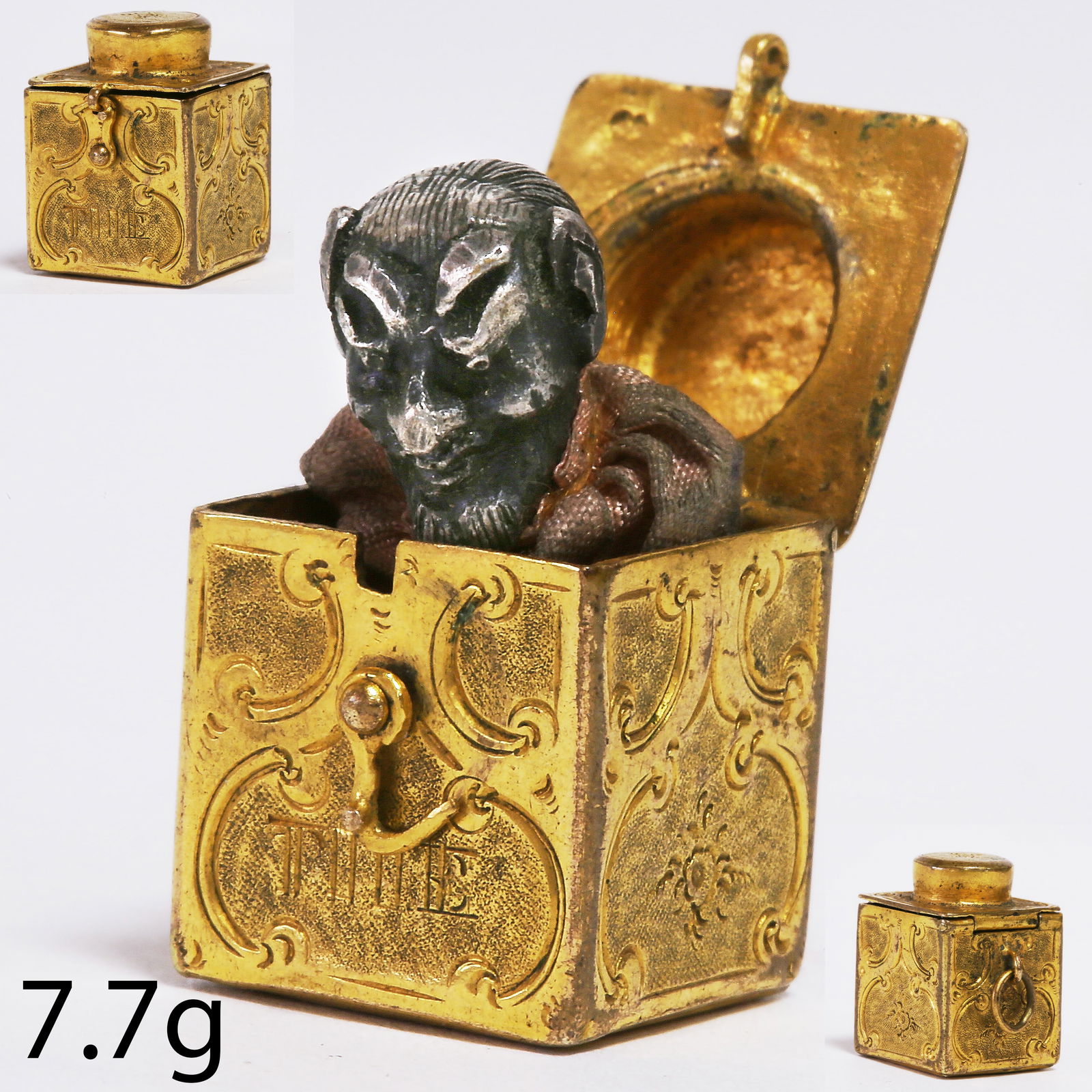 RARE AND UNUSUAL JACK IN THE BOX GOLD CHARM: RARE AND UNUSUAL JACK IN THE BOX GOLD CHARM,7.7 grams.H. 1.8 cm.