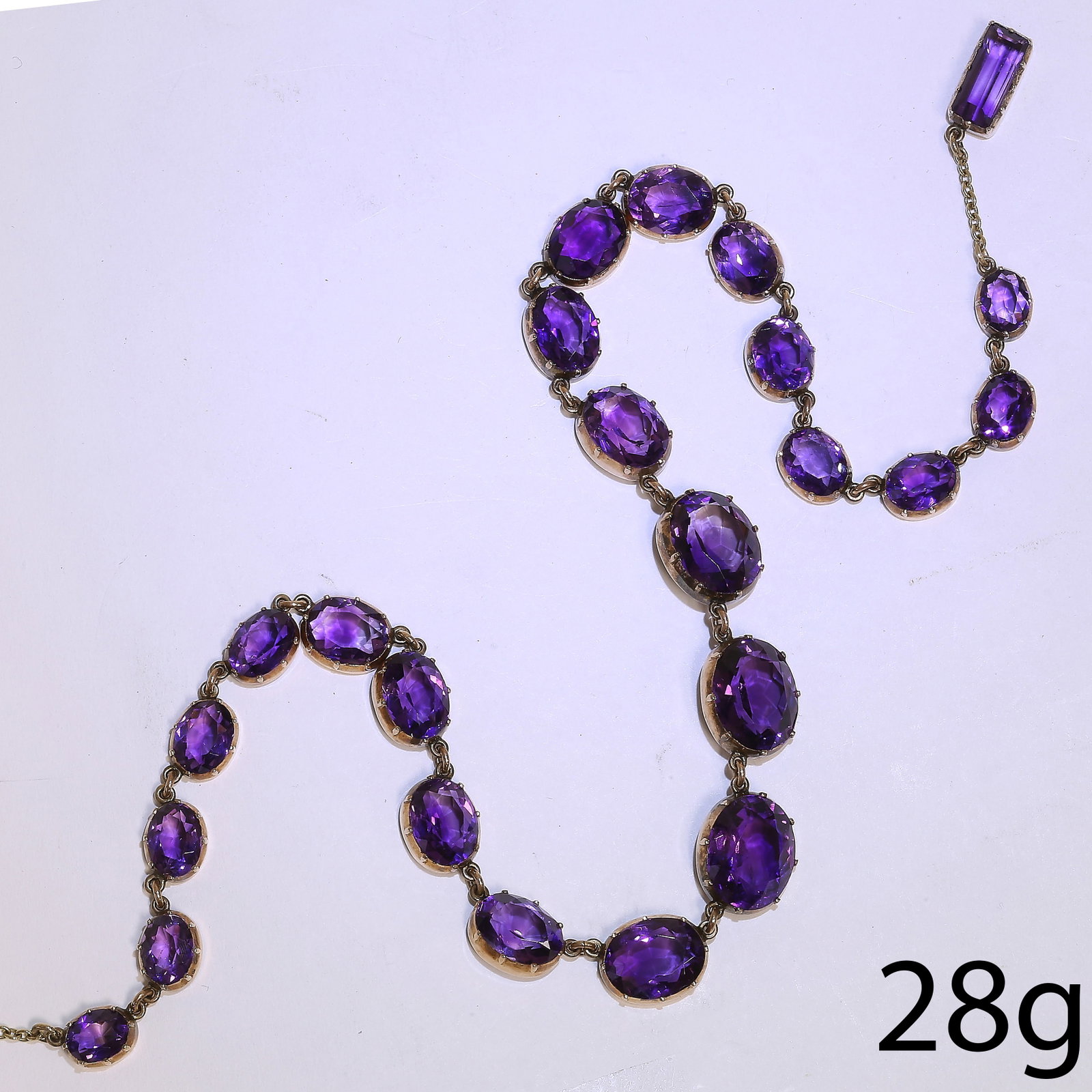 ANTIQUE AMETHYST RIVIERE GOLD NECKLACE: ANTIQUE AMETHYST RIVIERE GOLD NECKLACE,28 grams.Vibrant amethyst, open back set.Graduated in size.L. 39.5 cm.