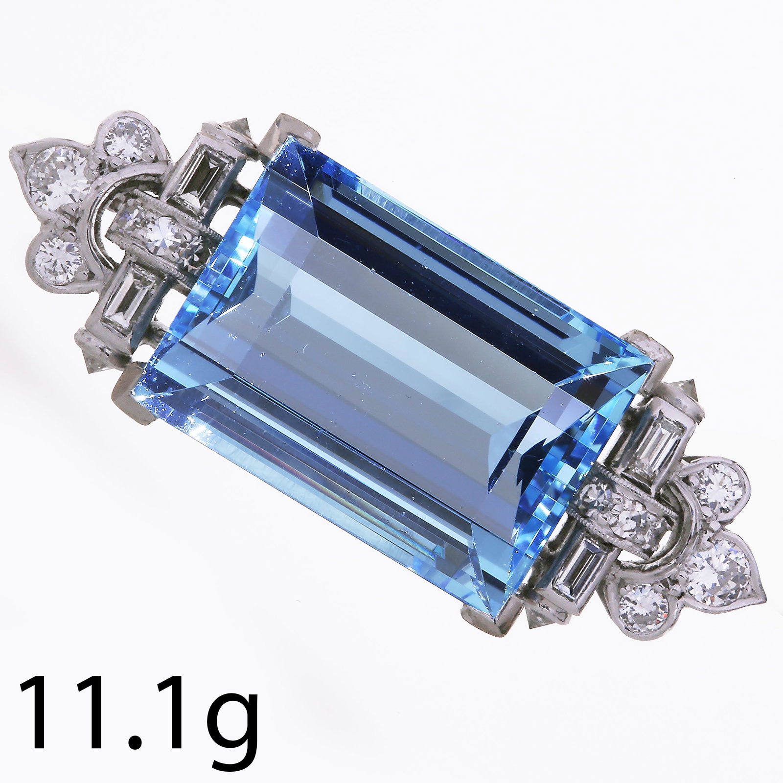FINE ART-DECO AQUAMARINE AND DIAMOND BROOCH: FINE ART-DECO AQUAMARINE AND DIAMOND BROOCH,11.1 grams, 18 ct. gold.Vibrant and rich coloured aquamarine, of approx. 15.70 ct. Likely Santa Maria.Diamonds bright and lively.W. 3.8 cm.