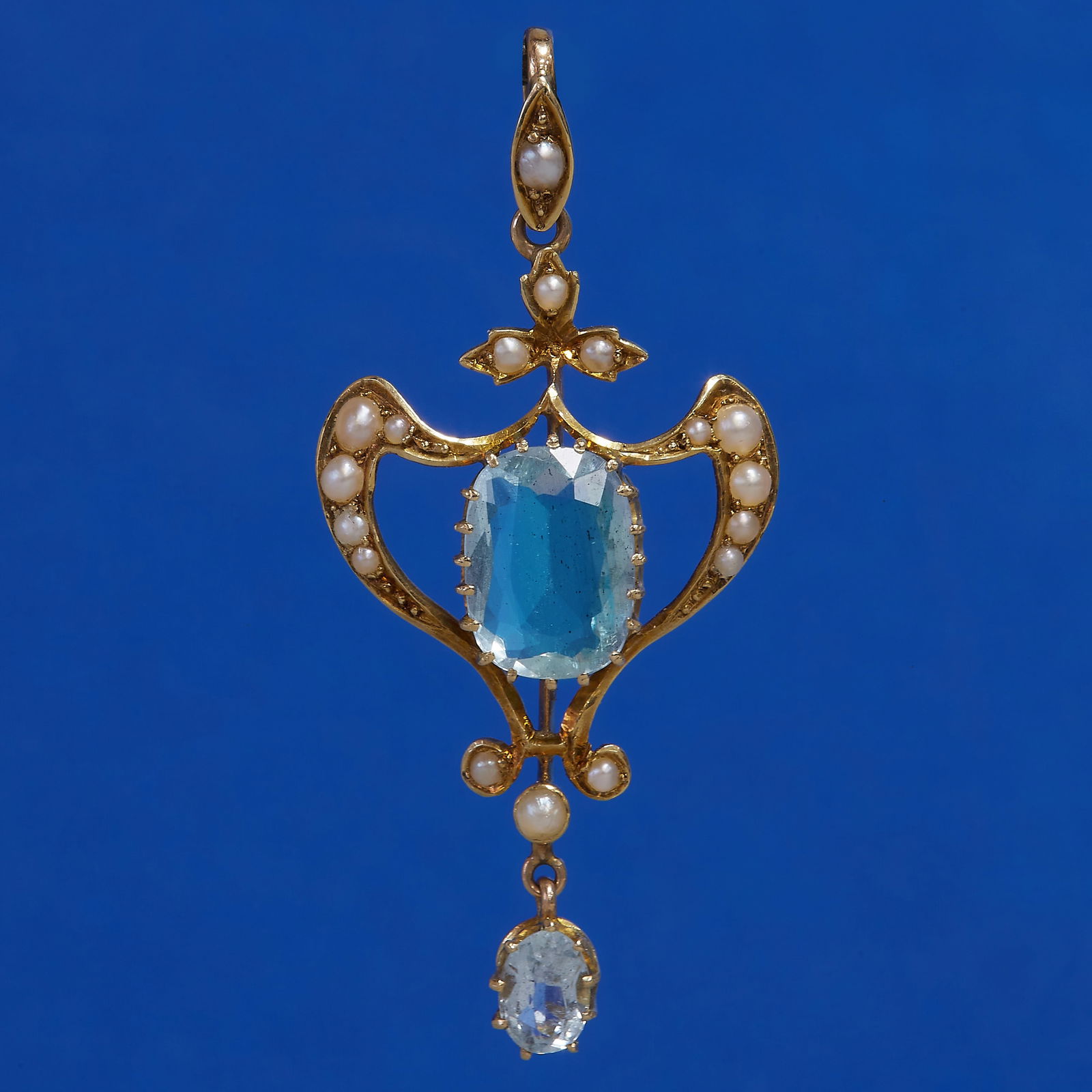 EDWARDIAN AQUAMARINE AND PEARL PENDANT: EDWARDIAN AQUAMARINE AND PEARL PENDANT,7.9 grams 15 ct. gold vibrant matching aquamarines, centre stone being over 2.50 ctpendant length 4.2 cm, W 2.1 cm