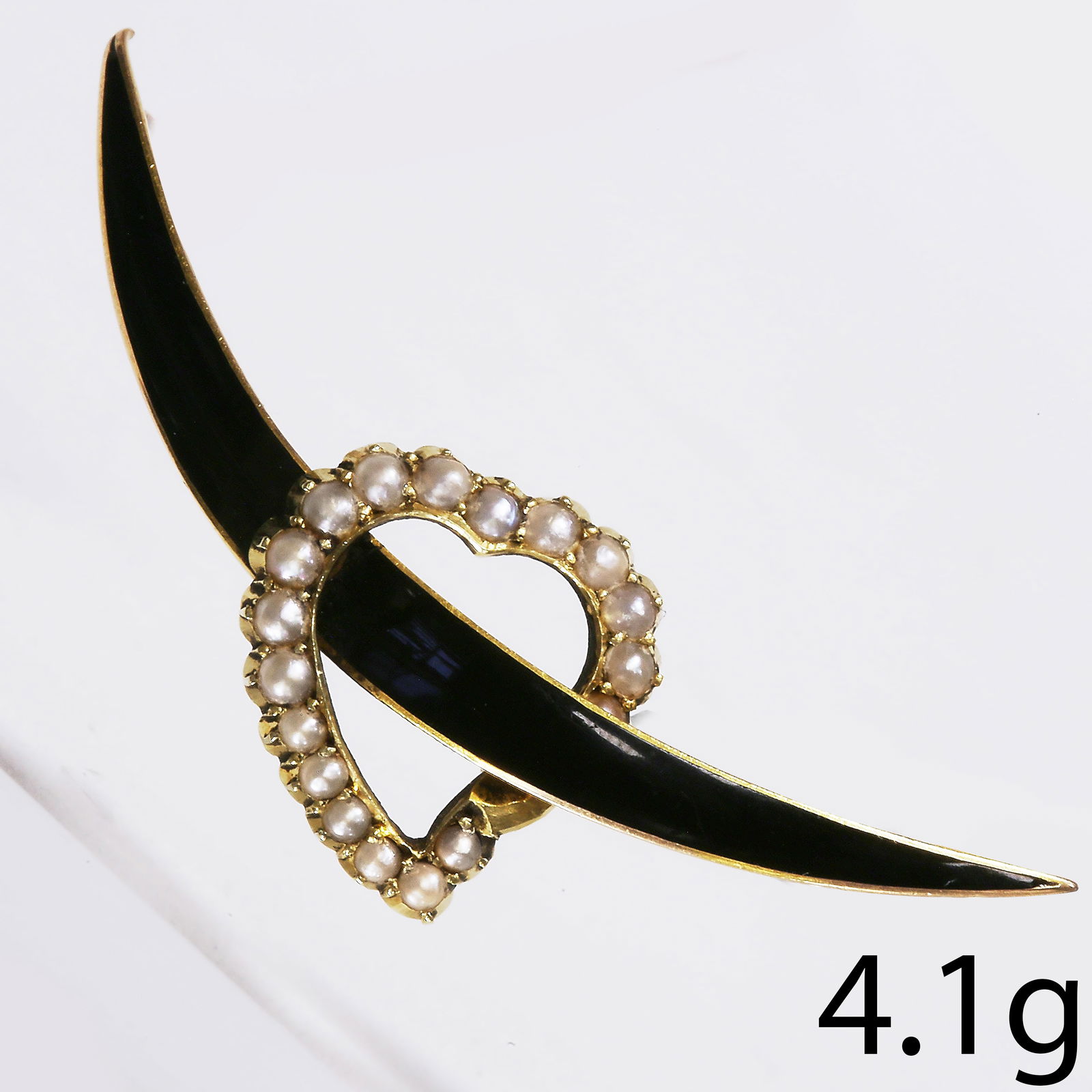 ANTIQUE PEARL AND ENAMEL HEART BROOCH: ANTIQUE PEARL AND ENAMEL HEART BROOCH,4.1 grams.Pearls generally well matched.W. 4.4 cm.
