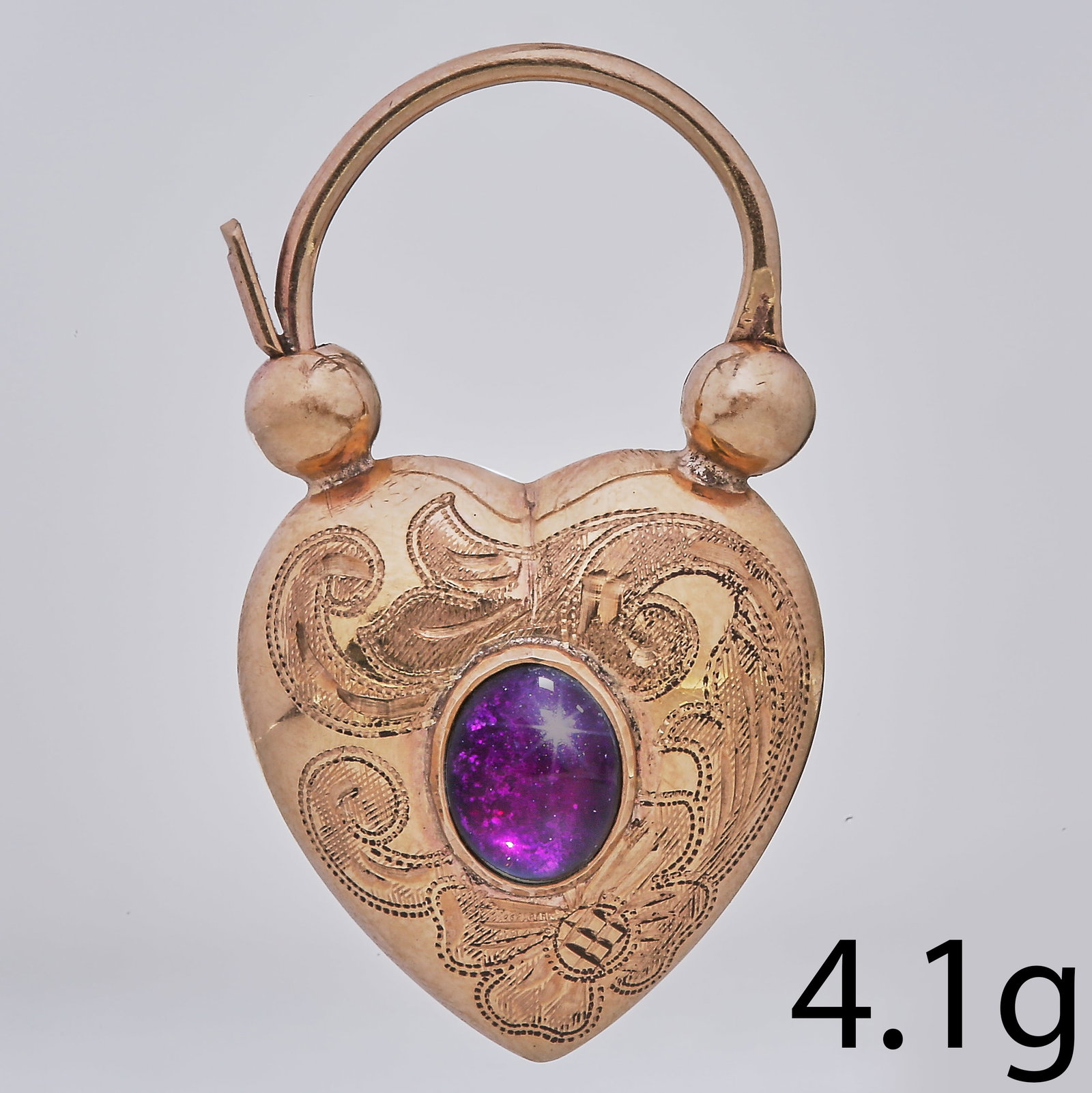 VICTORIAN GARNET HEART GOLD PADLOCK CLASP: VICTORIAN GARNET HEART GOLD PADLOCK CLASP,4.1 grams.Engraved to the front and back.Cabochon cut garnet to the front.L. 3.5 cm.