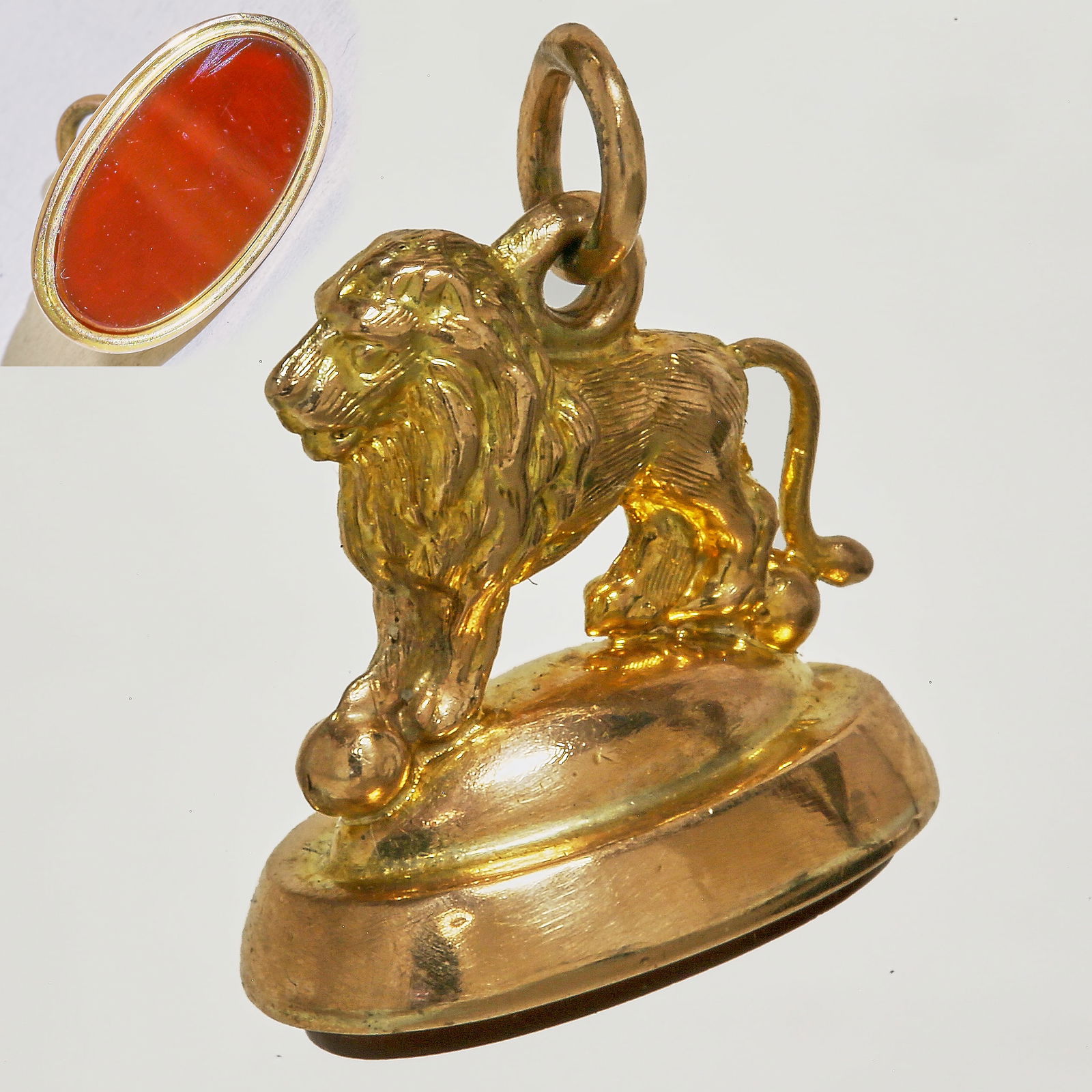ANTIQUE GOLD CARNELIAN FOB SEAL IN THE FORM OF A LION: ANTIQUE GOLD CARNELIAN FOB SEAL IN THE FORM OF A LION 3.3 grams in great condition fine craftsmanship L 2.2 cm