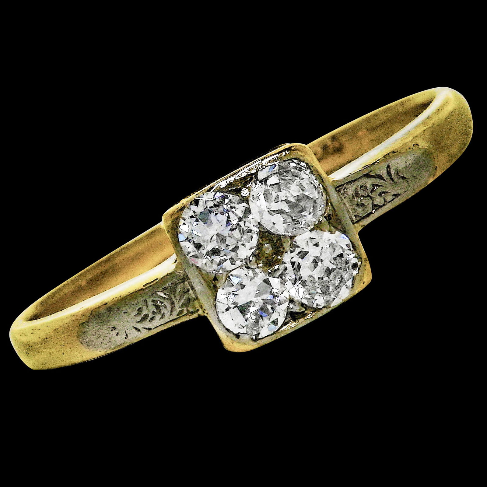 ANTIQUE DIAMOND RING: ANTIQUE DIAMOND RING,18 ct. gold.Bright and lively old cut diamonds.Size N 1/2.