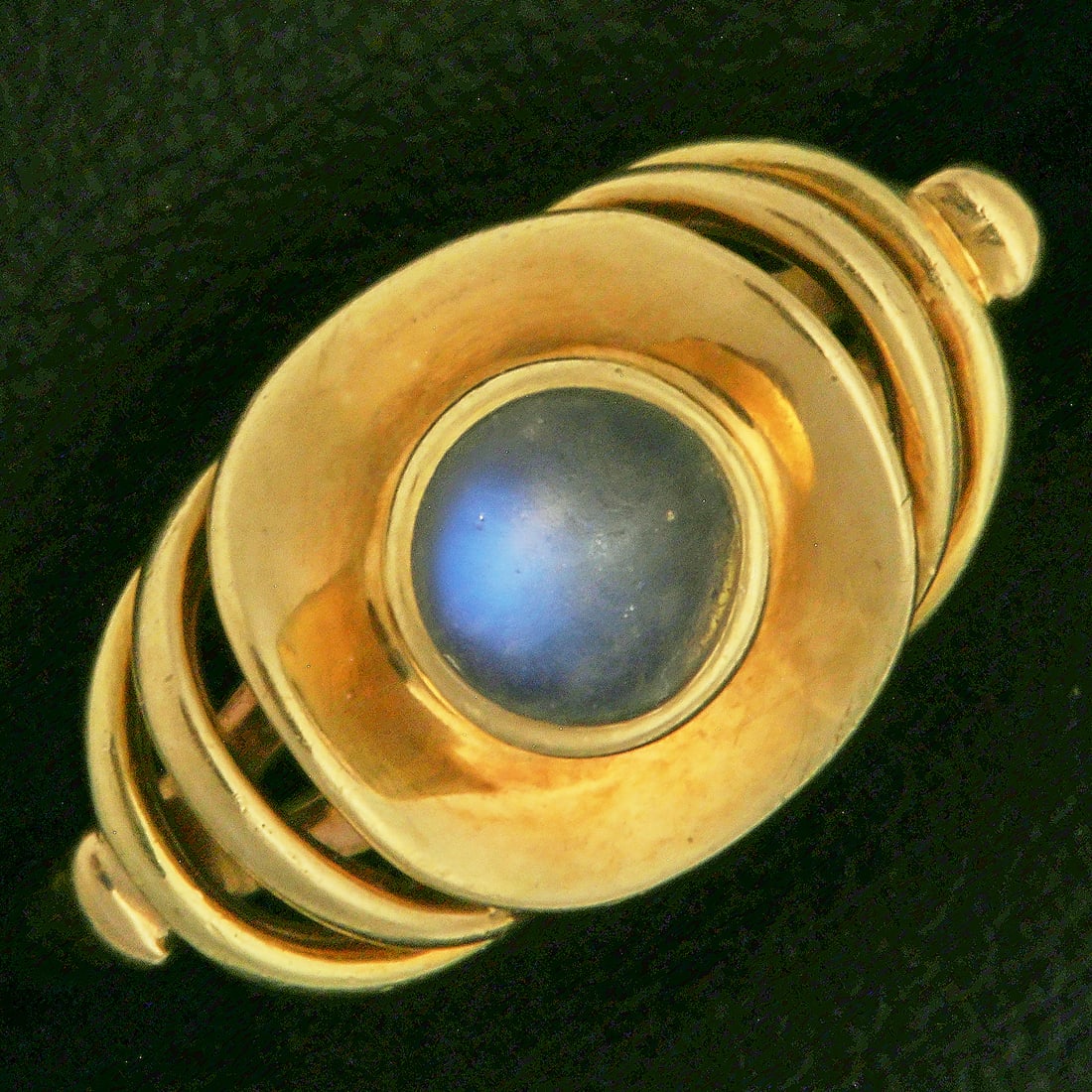 VINTAGE MOONSTONE SOLITAIRE RING: VINTAGE MOONSTONE SOLITAIRE RING 2.9 grams high carat gold vibrant moonstone size F