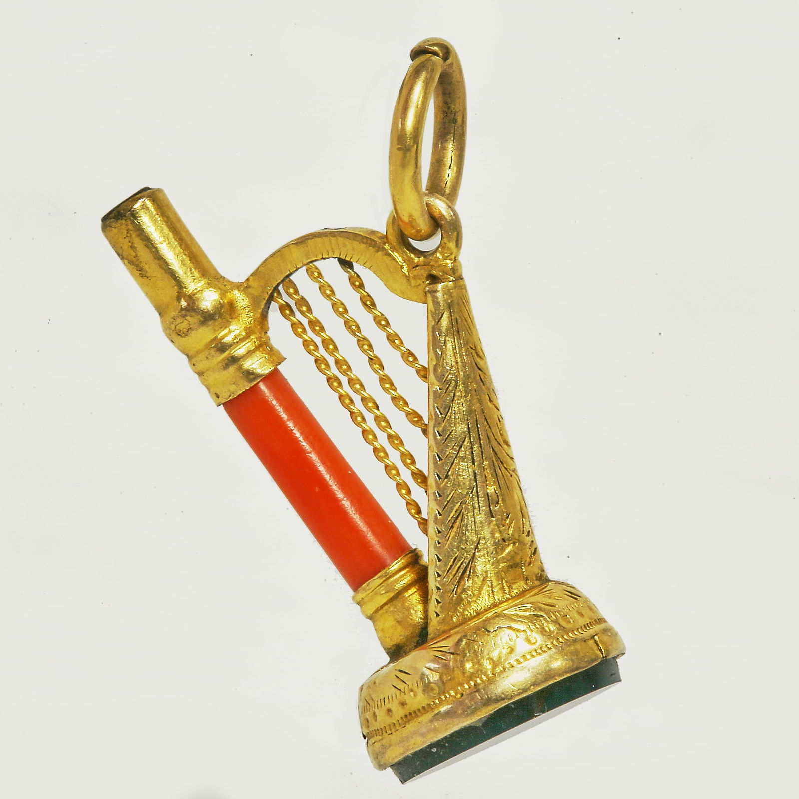 GOLD HARP NOVELTY WATCH KEY WITH CORAL AND BLOODSTONE: GOLD HARP NOVELTY WATCH KEY WITH CORAL AND BLOODSTONE Fine craftsmanship. Fine gold work. In great condition. L 2.5 cm.