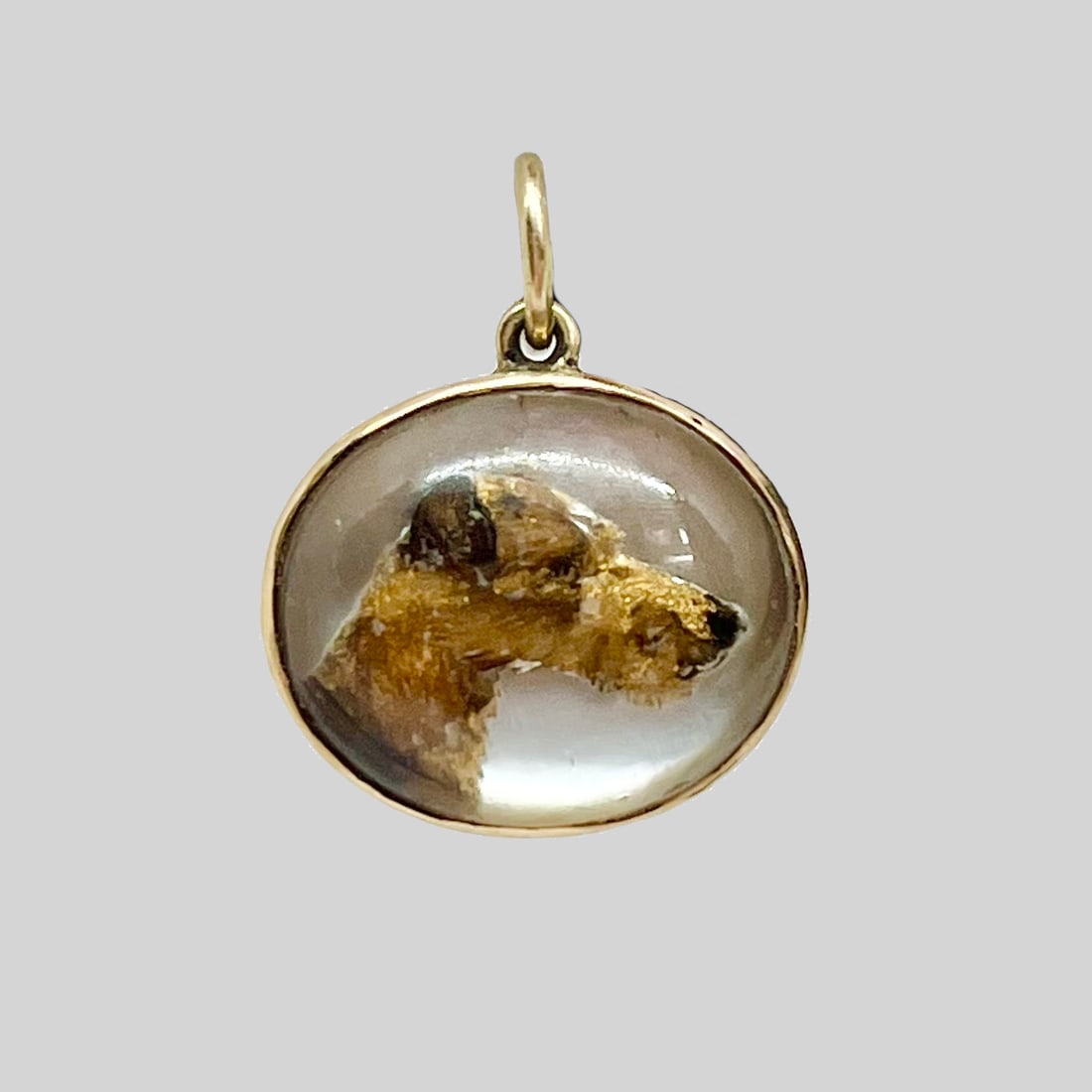 ESSEX CRYSTAL REVERSE INTAGLIO DOG GOLD PENDANT: ESSEX CRYSTAL REVERSE INTAGLIO DOG GOLD PENDANT,L. 2.1 cm.