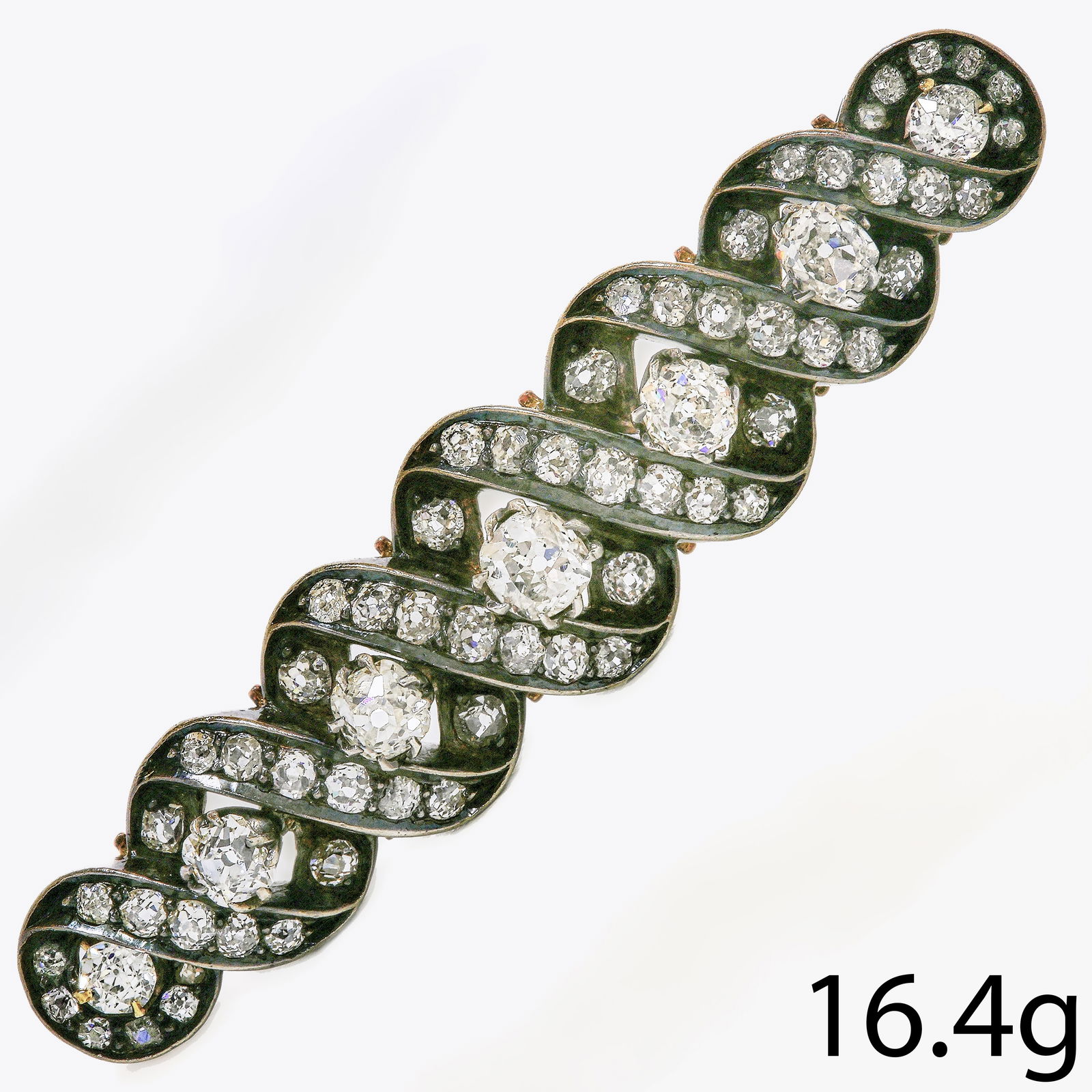 ELEGANT VICTORIAN DIAMOND BROOCH: ELEGANT VICTORIAN DIAMOND BROOCH 16.4 grams bright lively old cut diamonds, totalling approx. 2.75 ct.W 6 cm