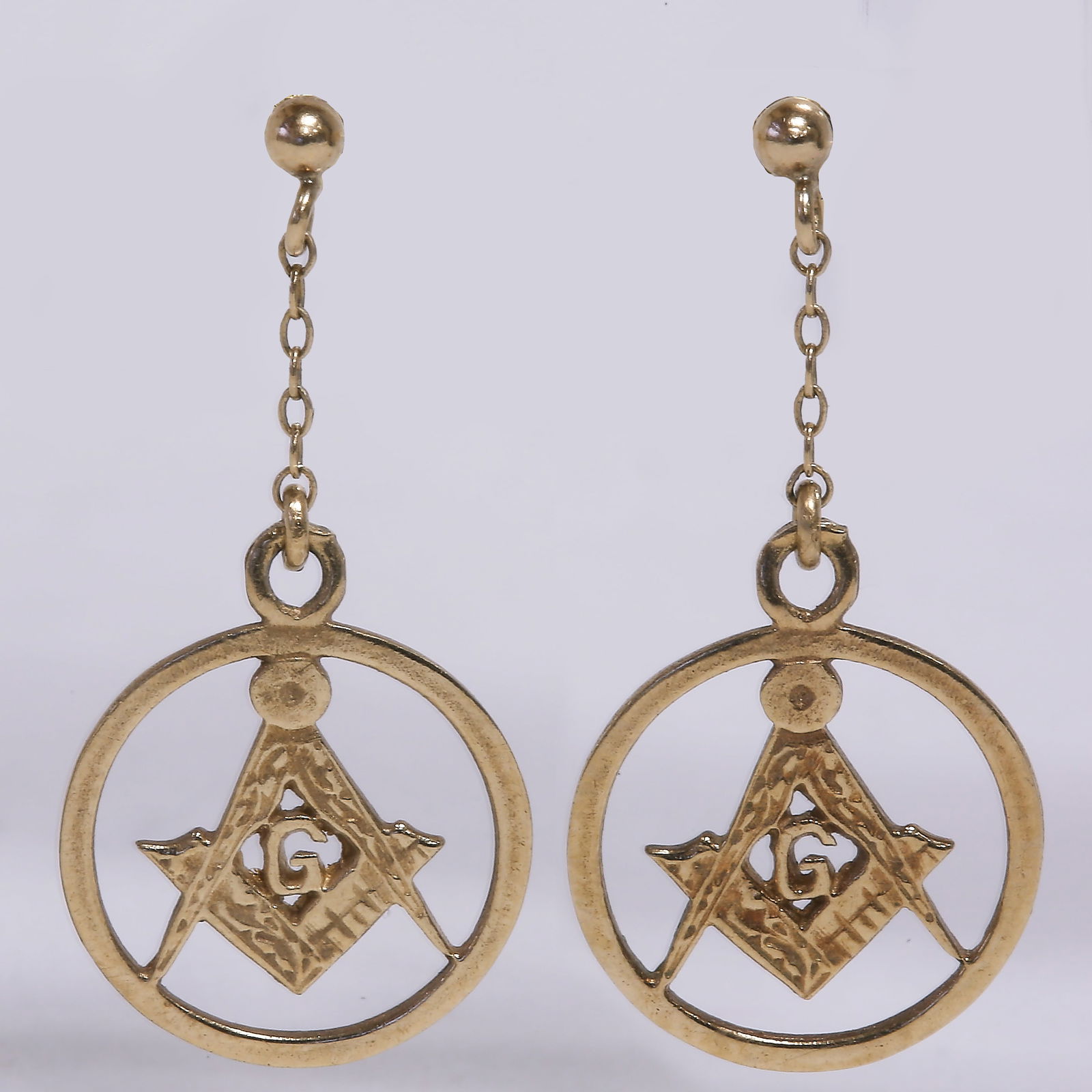 MASONIC PAIR OF GOLD EARRINGS: MASONIC PAIR OF GOLD EARRINGS,Square and compass.L. 3.4 cm.