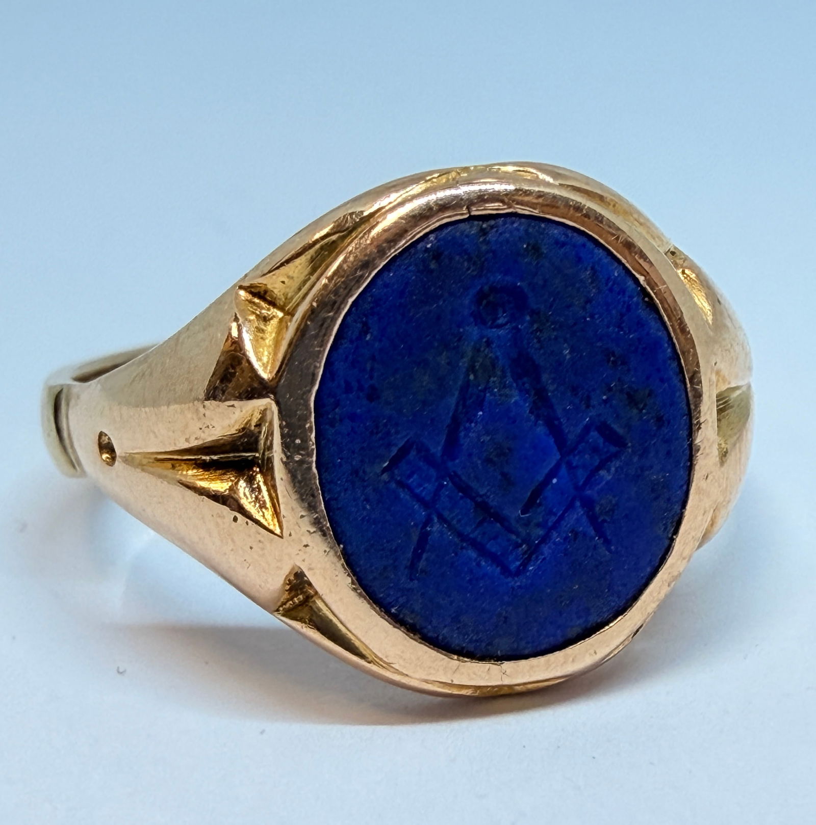 UNUSUAL LAPIS LAZULI MASONIC GOLD SIGNET RING: UNUSUAL LAPIS LAZULI MASONIC GOLD SIGNET RING,5,1 grams.The lapis lazuli intaglio carved with square and compass.Size S.