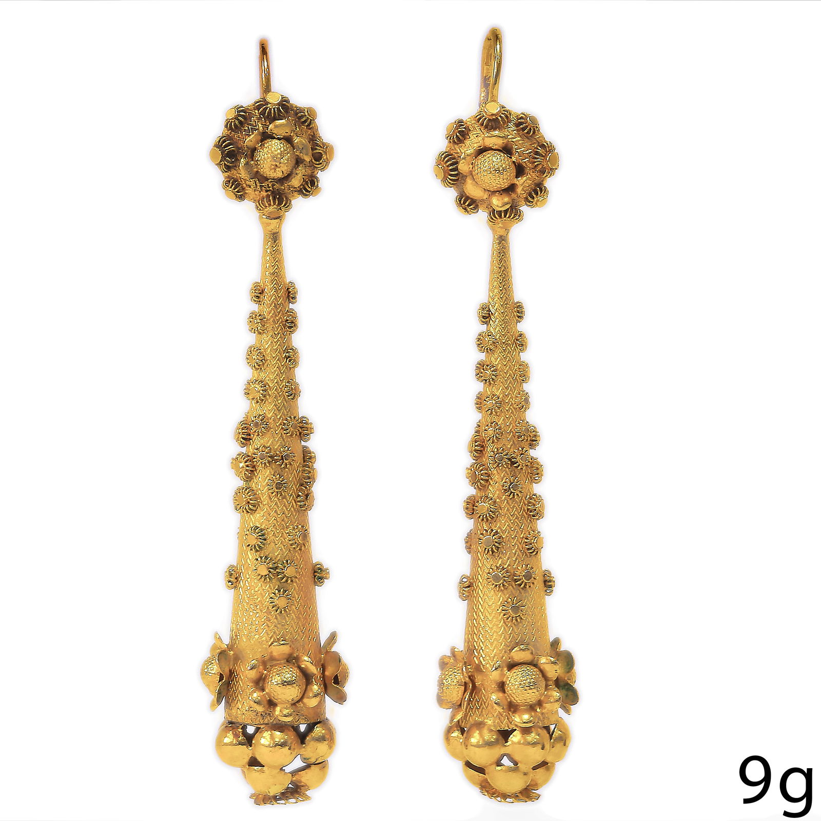 FINE PAIR OF GEORGIAN DROP EARRINGS: FINE PAIR OF GEORGIAN DROP EARRINGS,9 grams, testing high carat gold.Fine cannetille decoration.L. 6.9 cm.