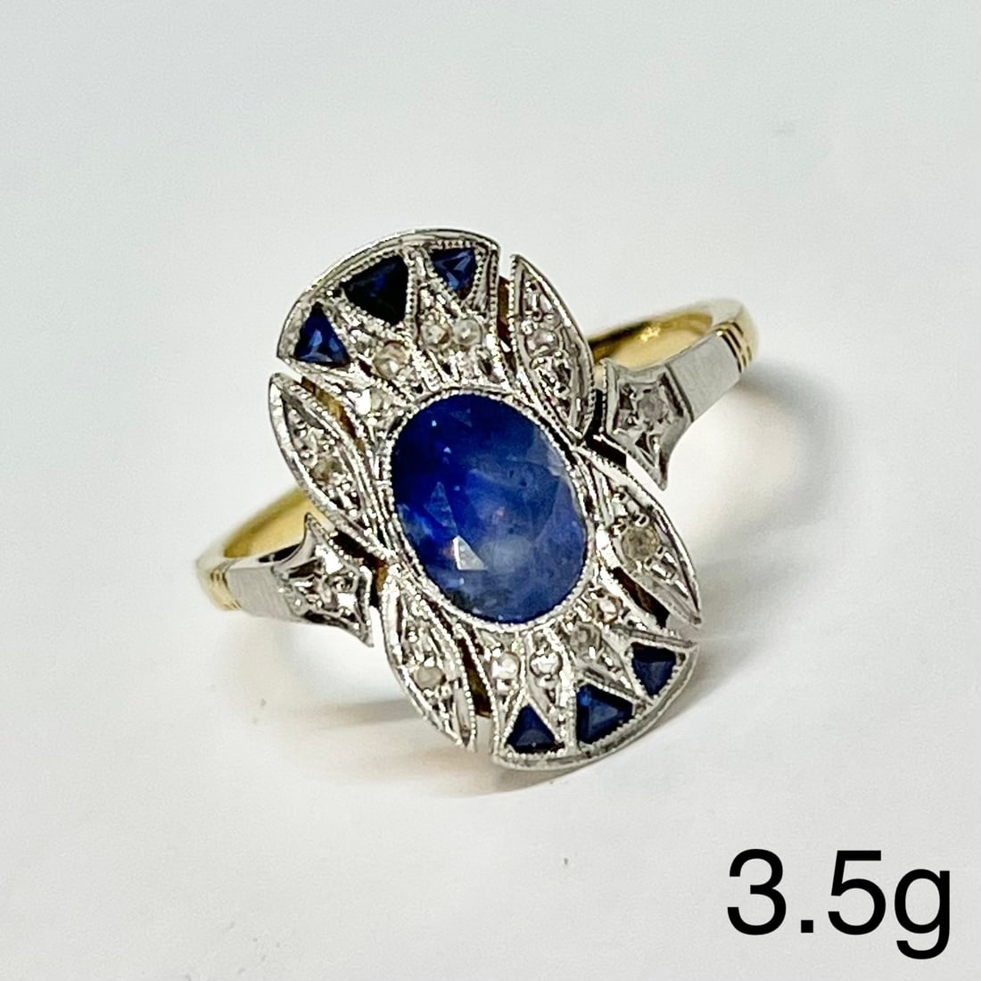 ART-DECO SAPPHIRE AND DIAMOND RING: ART-DECO SAPPHIRE AND DIAMOND RING,3,5 grams, testing high carat gold.Vibrant sapphire of approx. 1.45 ct.Diamonds bright and lively.Size L.