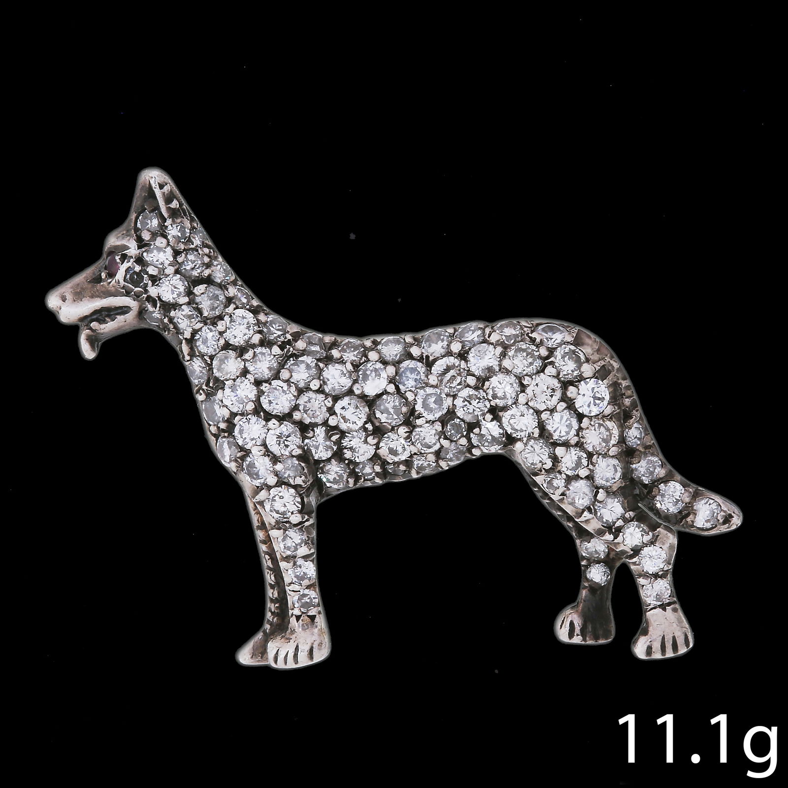 A CHARMING DIAMOND AND RUBY ENCRUSTED DOG BROOCH: A CHARMING DIAMOND AND RUBY ENCRUSTED DOG BROOCH11.1 grams. Bright and lively diamonds totalling approx. 2.45 ct. W. 3.3 cm.
