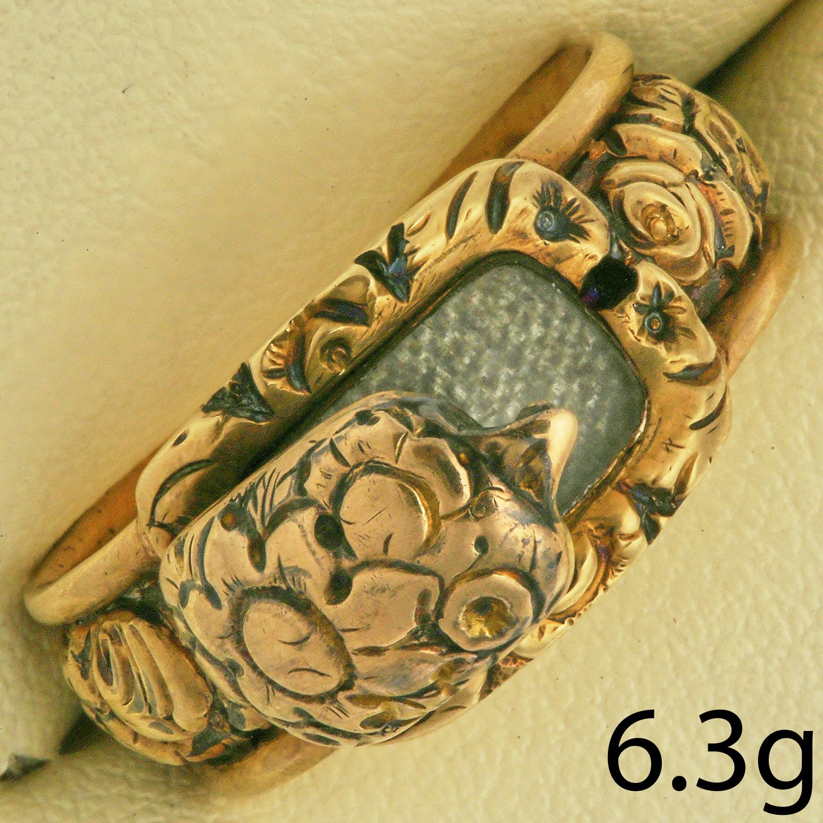 RARE AND UNUSUAL OPENING LOCKET RING, 1846: RARE AND UNUSUAL OPENING LOCKET RING, 1846,6,3 grams, testing high carat gold.The op can open to reveal the hidden locket.The top and full band with fine relief design.Size. N.
