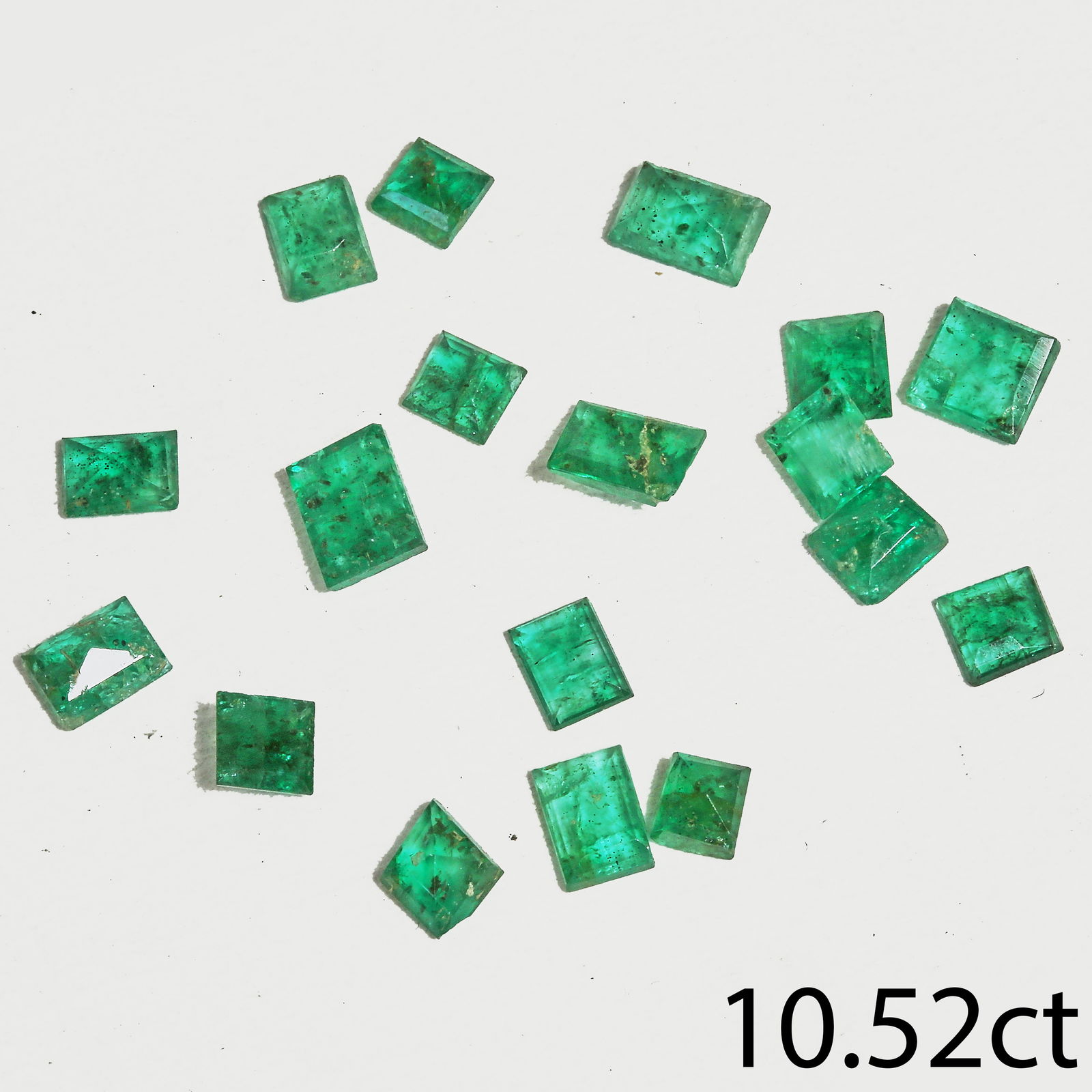 LOT OF MIXED CUT EMERALDS, TOTALLING APPROX 10.52 CT.: LOT OF MIXED CUT EMERALDS, TOTALLING APPROX 10.52 CT.