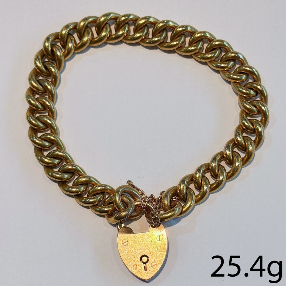 VICTORIAN CURB LINK BRACELET WITH A HEART PADLOCK: VICTORIAN CURB LINK BRACELET WITH A HEART PADLOCK 25.4 grams 15 ct in great condition L 20 cm
