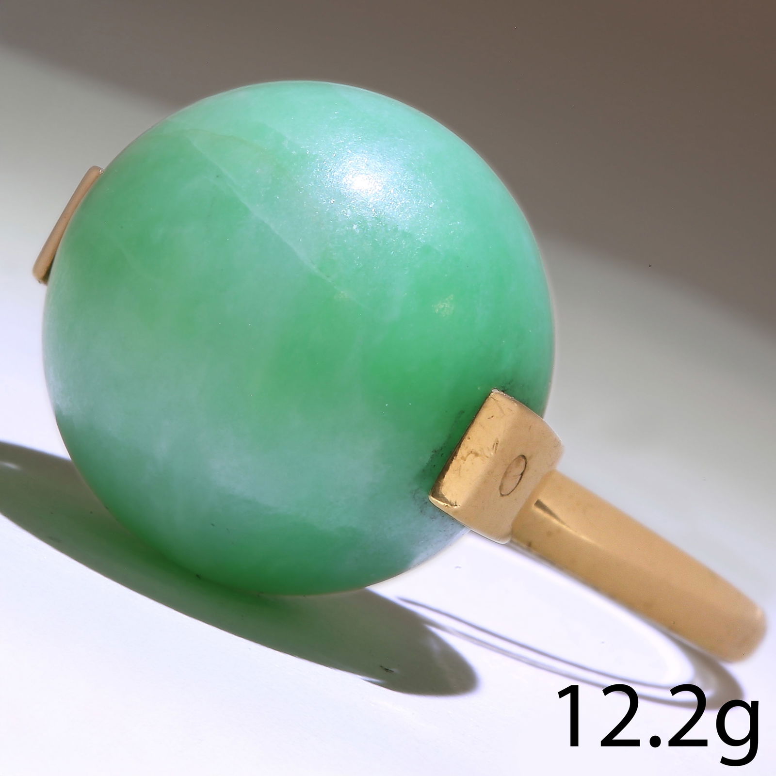 JADE BALL GOLD RING: JADE BALL GOLD RING,12.2 grams.The jade ball of approx. 17.2 mm.Size L.