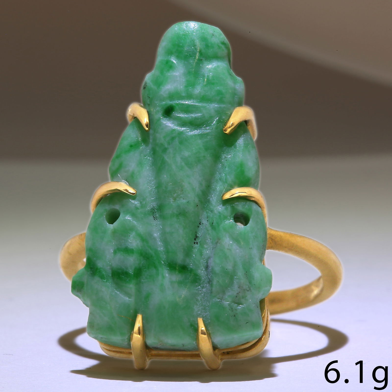 JADE RING: JADE RING,6.1 grams, 18 ct. gold.Carved jade plaque.L. jade 24.8 mm.Size P 1/2.