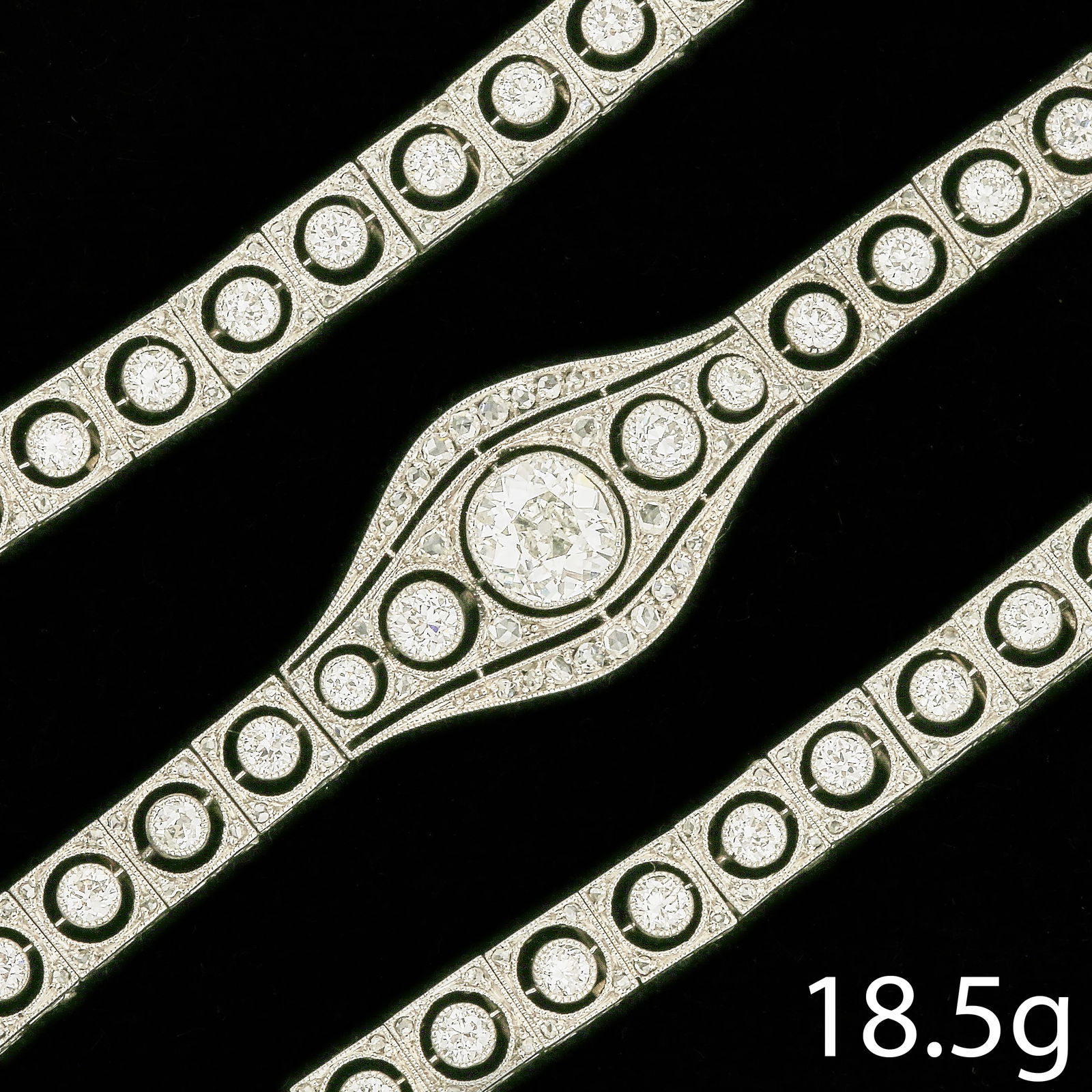 FINE ART-DECO DIAMOND BRACELET: FINE ART-DECO DIAMOND BRACELET,18.,5 grams, testing platinum.Bright and lively diamonds, largest of approx. 0.85 ct.L. 17.5 cm.