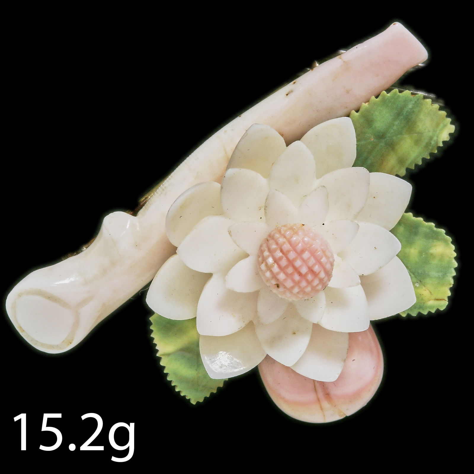 UNUSUAL ANTIQUE CORAL AND MOTHER OF PEARL FLORAL BROOCH: UNUSUAL ANTIQUE CORAL AND MOTHER OF PEARL FLORAL BROOCH,15.2 grams.W. 5,4 cm.