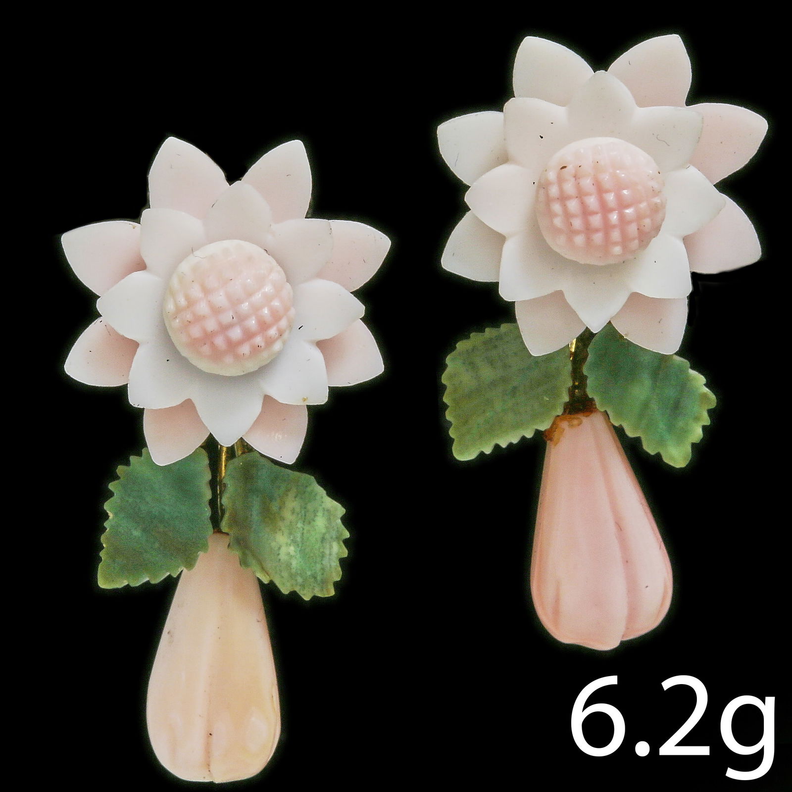PAIR OF CORAL FLORAL EARRINGS: PAIR OF CORAL FLORAL EARRINGS,6,2 grams.Fine coral.L. 3,5 cm.