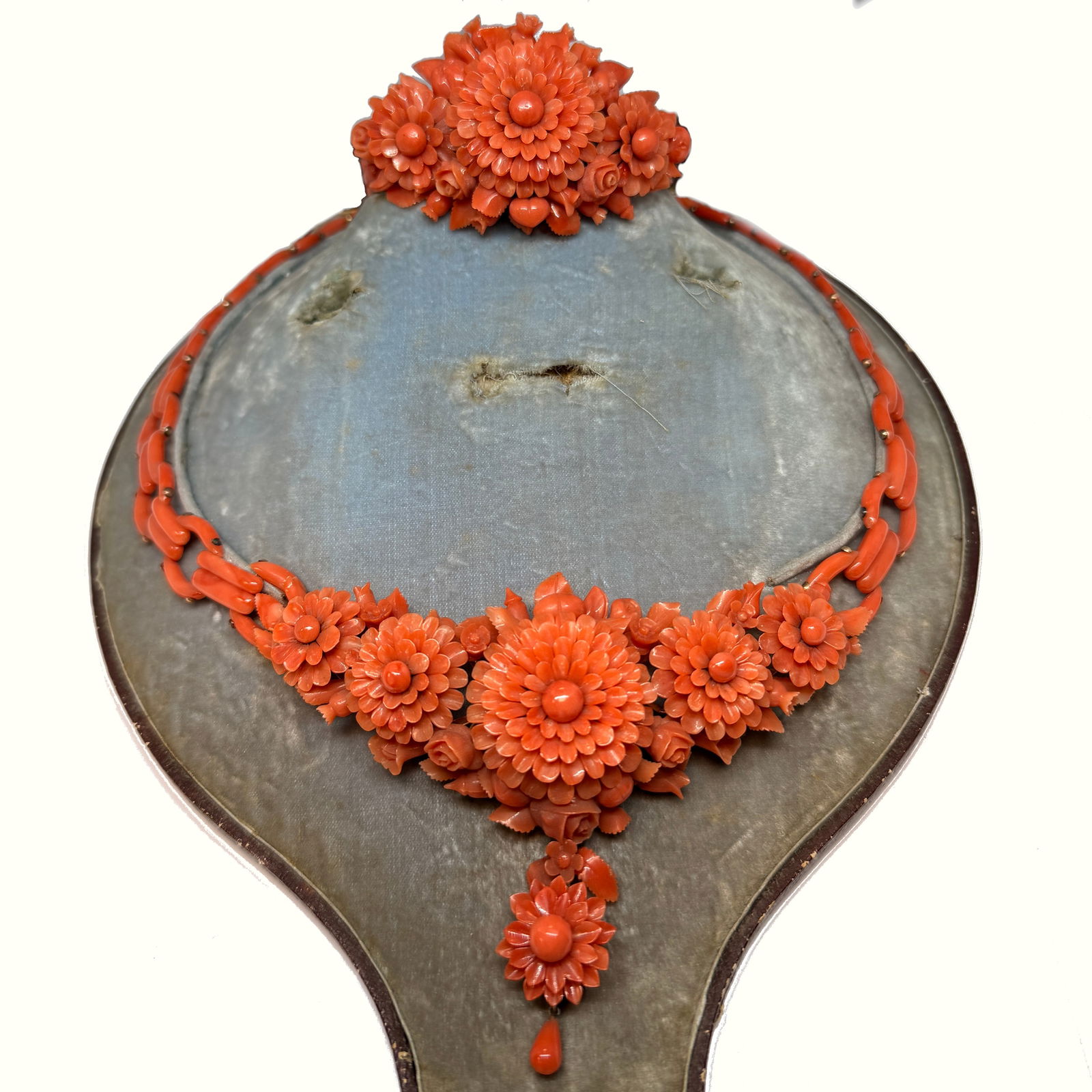 IMPORTANT ANTIQUE CORAL NECKLACE AND BRACELET SUITE: IMPORTANT ANTIQUE CORAL NECKLACE AND BRACELET SUITE90.5 grams An exquisite 19th-century Italian carved Mediterranean coral parure comprising a necklace and matching bracelet, both beautifully presente