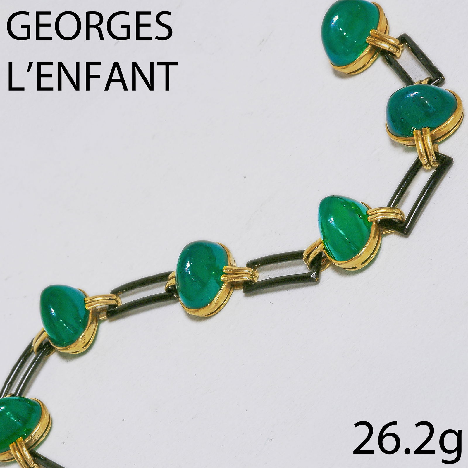 GEORGES LENFANT, FINE CHALCEDONY AND LACQUER BRACELET: GEORGES LENFANT, FINE CHALCEDONY AND LACQUER BRACELET,26,2 grams, 18 ct. gold, French marked.6 fine chalcedony cabochons, each separated with links decorated with lacquer.Makers mark GL for Georges Le