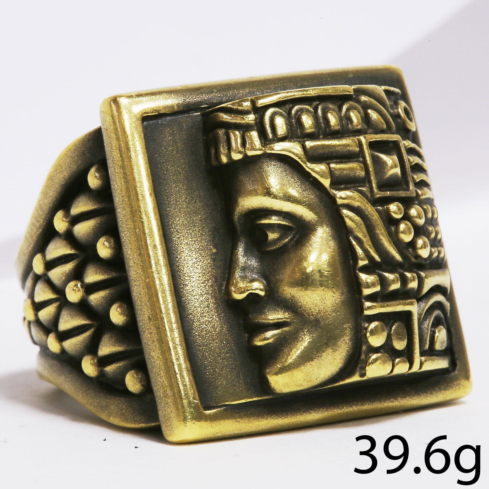KIESELSTEIN CORD, UNUSUAL GREEN GOLD WOMEN OF THE WORLD MUSE RING, 1992.: KIESELSTEIN CORD, UNUSUAL GREEN GOLD WOMEN OF THE WORLD MUSE RING, 1992.39.6 grams, 18 ct. gold.Signed Kieselstein Cord, dated 1992.Size N 1/2.