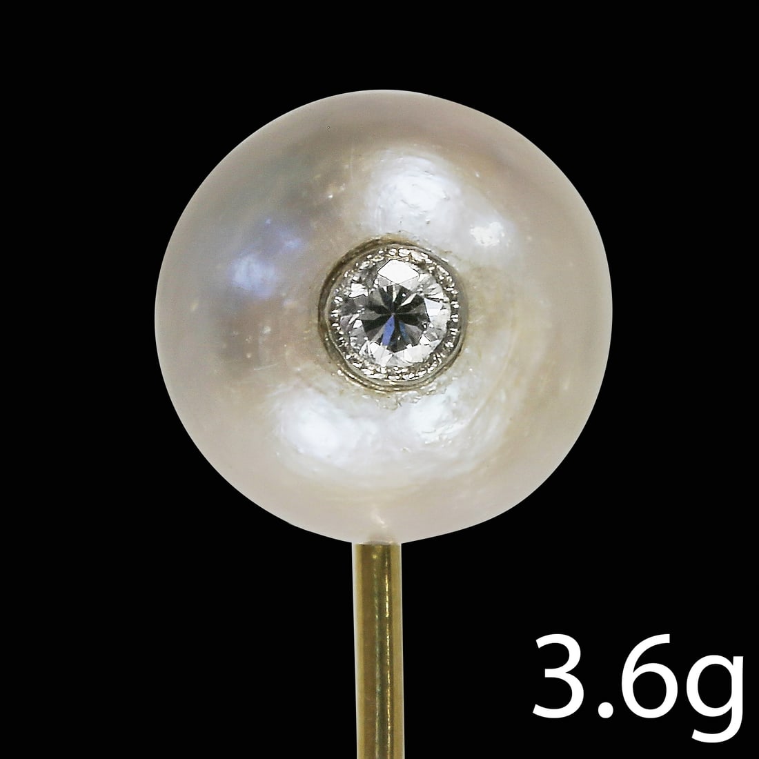 PEARL AND DIAMOND STICK PIN: PEARL AND DIAMOND STICK PIN3,6 grams, testing high carat gold.Fine pearl of approx. 11.4 mm.Set with a diamond.PearL untested.L. 6.8 cm.