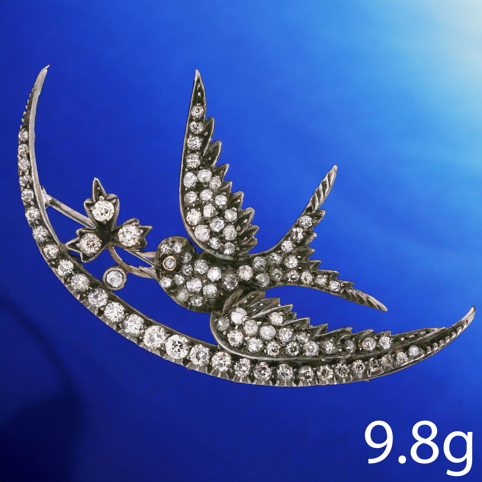 FANTASTIC LARGE DIAMOND SWALLOW BIRD ON CRESCENT BROOCH: FANTASTIC LARGE DIAMOND SWALLOWBIRD ON CRESCENT BROOCH9.8 grams.Bright and lively diamonds totallingapprox. 3 ct.W. 6.1 cmWith fitted case.