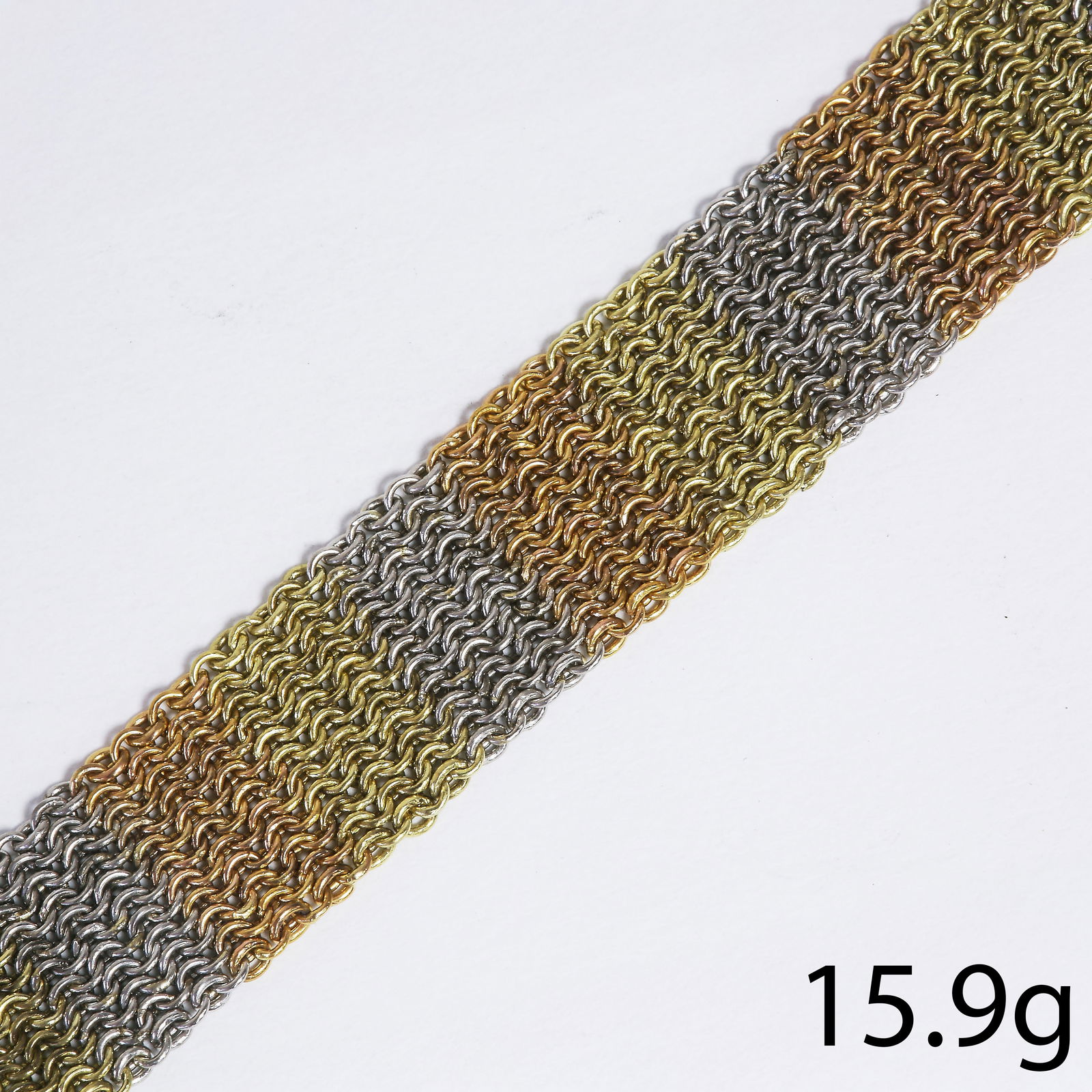 ELEGANT TRI-COLOUR GOLD AND PLATINUM BRACELET: ELEGANT TRI-COLOUR GOLD ANDPLATINUM BRACELET15.9 grams, 18 ct. gold and platinumL 18.2 cm