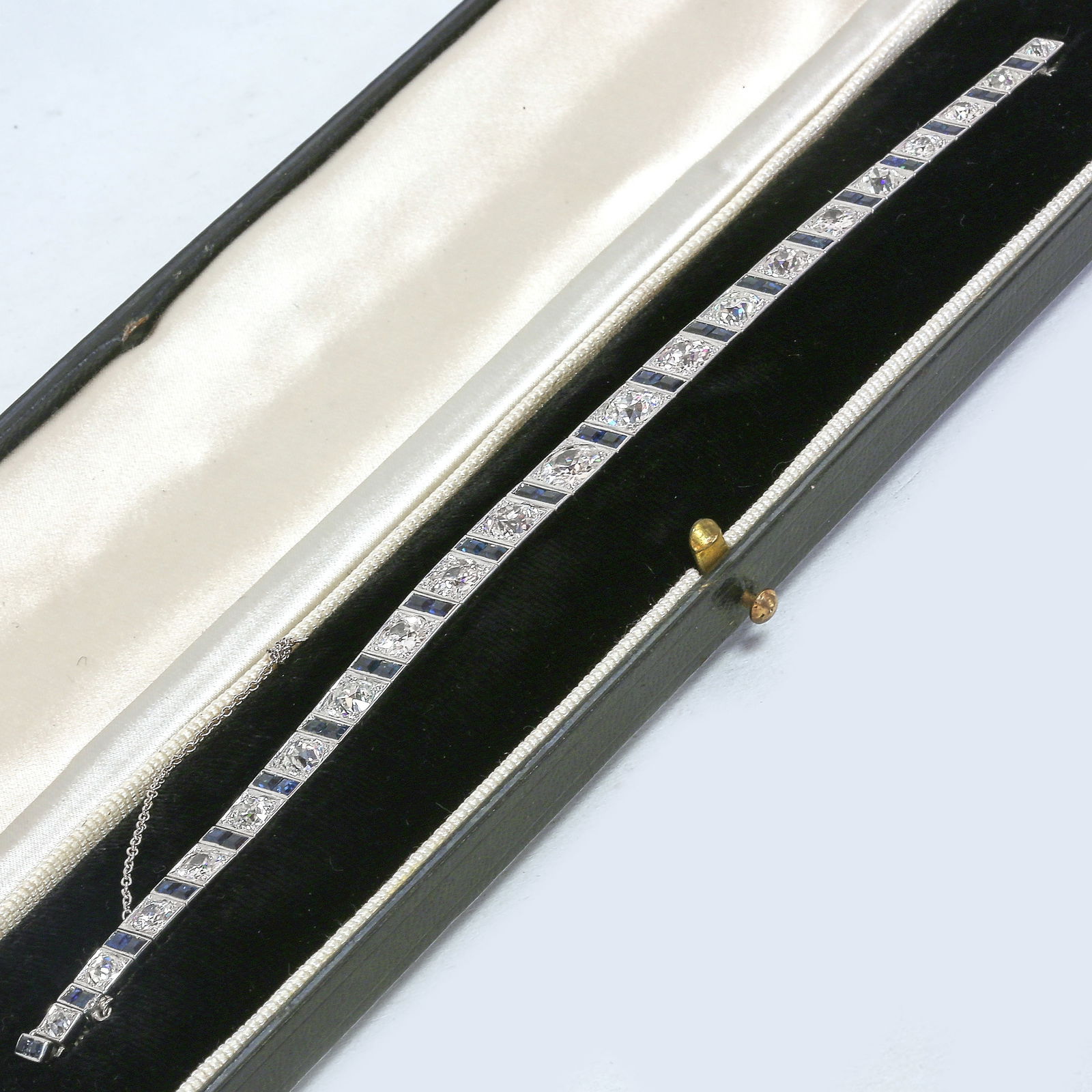 FANTASTIC ART-DECO SAPPHIRE AND DIAMOND BRACELET: FANTASTIC ART-DECO SAPPHIRE ANDDIAMOND BRACELET32.9 grams, testing platinum.3 largest diamonds of approx. 1.15, 1.12and 1.10 ct.Diamonds totalling approx. 11.50 ct.Accentuated with fine sapphires, tot