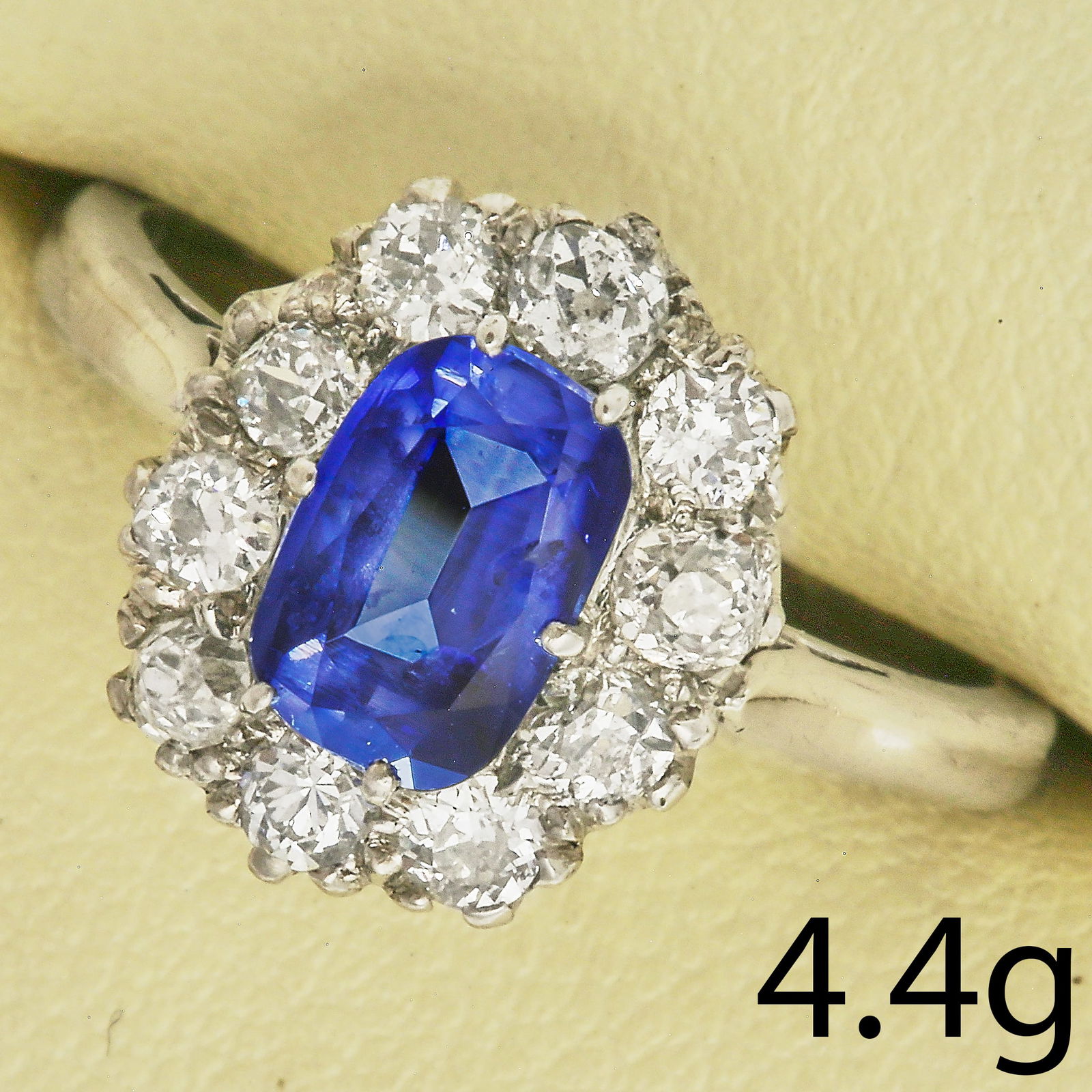 SAPPHIRE AND DIAMOND CLUSTER RING: SAPPHIRE AND DIAMOND CLUSTER RING,4,4 grams, 18 ct. gold.Vibrant sapphire of approx. 1.27 ct.Diamonds bright and lively.Size M.