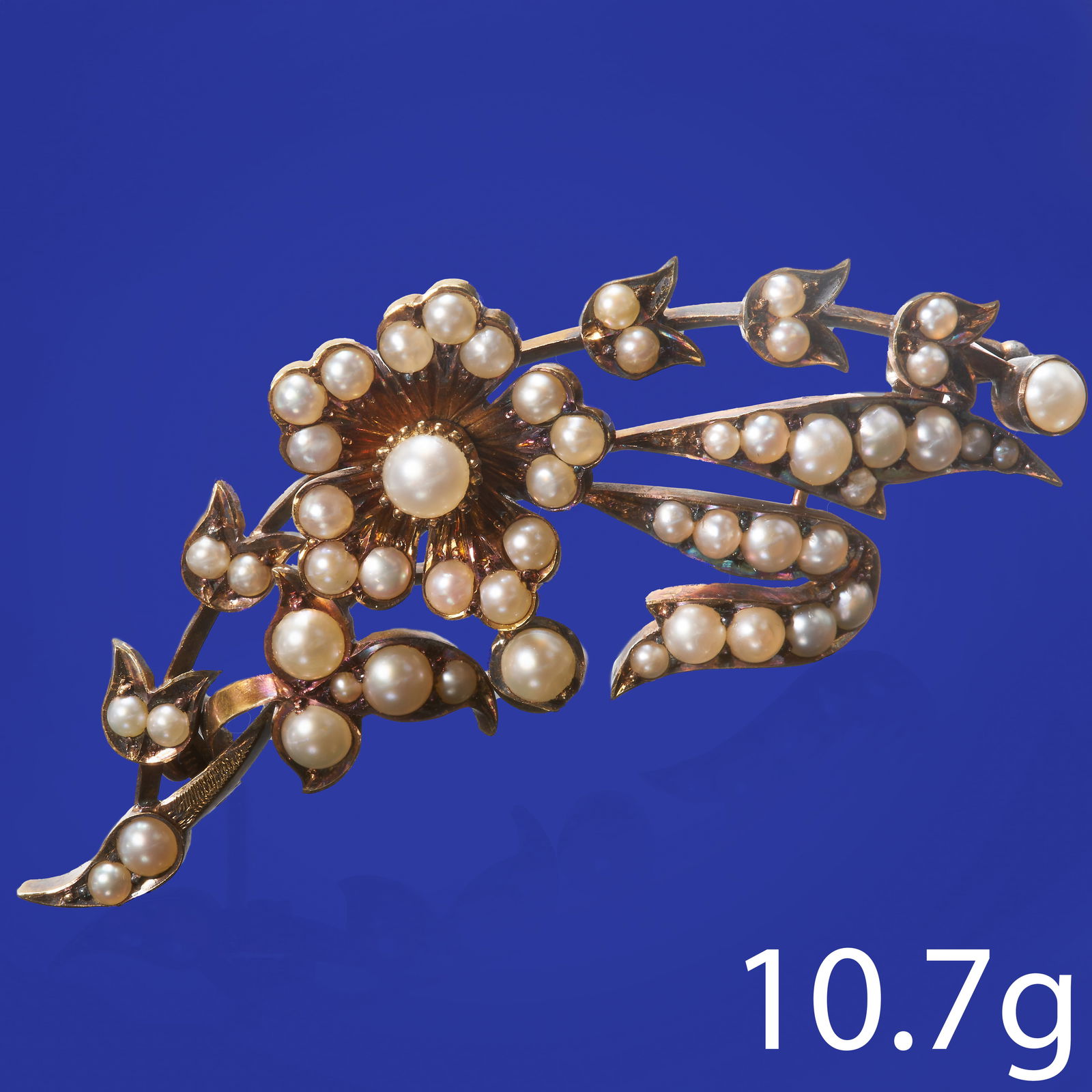 ANTIQUE FLORAL SPRAY BROOCH WITH PEARLS: ANTIQUE FLORAL SPRAY BROOCH WITH PEARLS.10.7 grams,Well matched pearls, probably natural.L: 5.25 cm.