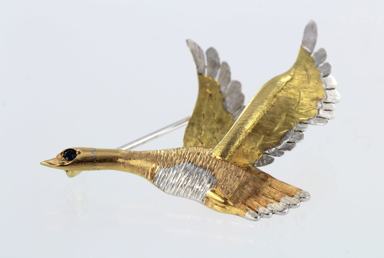 CHARMING TRICOLOUR GOLD AND SAPPHIRE FLYING GOOSE BROOCH (1 of 1)